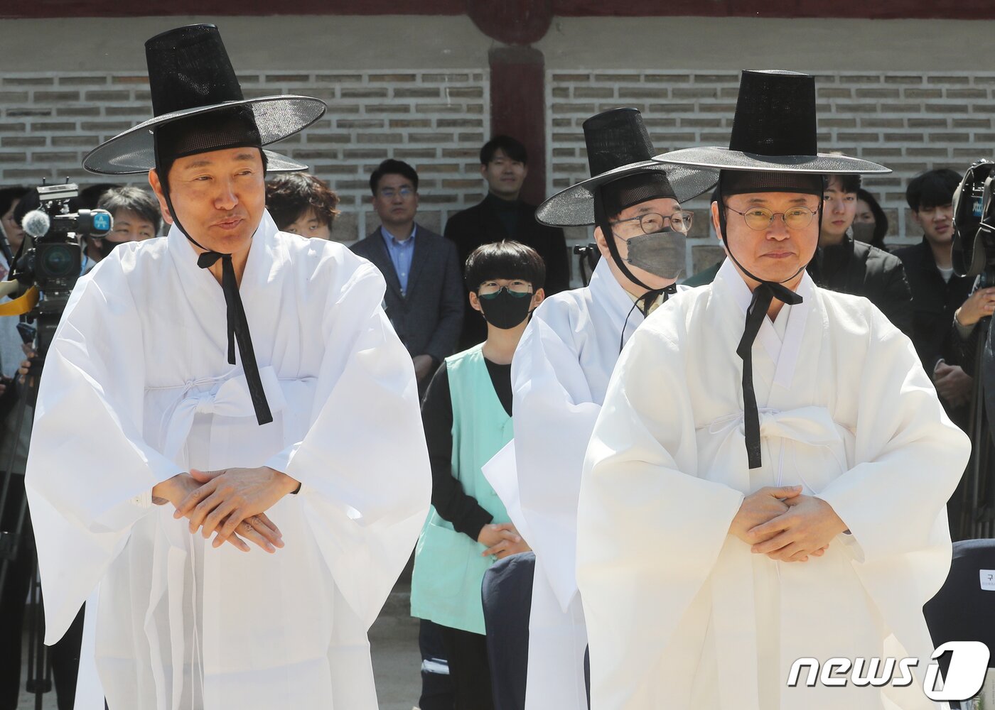 본문 이미지 - 갓과 도포를 입은 오세훈 서울시장, 이철우 경북도지사가 27일 서울 종로구 경복궁 사정전에서 열린 '퇴계 선생 마지막 귀향길 재현 행사' 개막식에서 인사를 하고 있다. 2023.3.27/뉴스1 ⓒ News1 송원영 기자