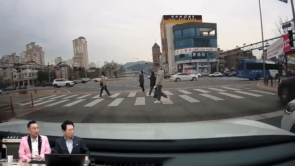 본문 이미지 - 차량 블랙박스 화면을 제보한 운전자가 킥보드 학생들을 보고 "아 미치겠다"라며 탄식하고 있다. (유튜브 '한문철 TV')