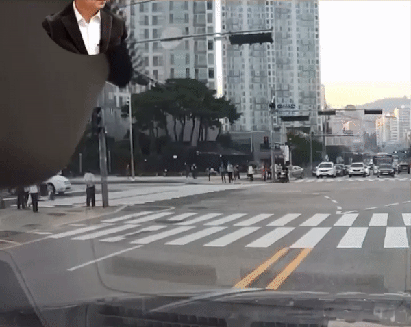 본문 이미지 - 지난해 9월 경기 군포시의 한 사거리에서 여학생 세 명이 함께 올라탄 킥보드가 교차로에서 무단횡단하다 승합차에 부딪혔다. (유튜브 '한문철 TV')