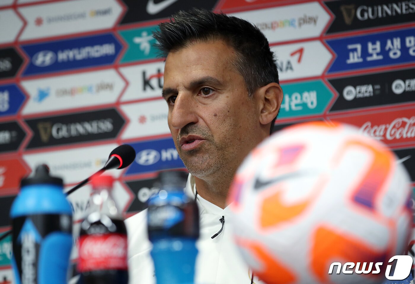 본문 이미지 - 남미의 강호 우루과이 대표팀 마르셀로 브롤리 감독대행이 27일 오후 서울 마포구 상암동 서울월드컵경기장에서 공식 기자회견을 하고 있다. 2023.3.27/뉴스1 ⓒ News1 박정호 기자
