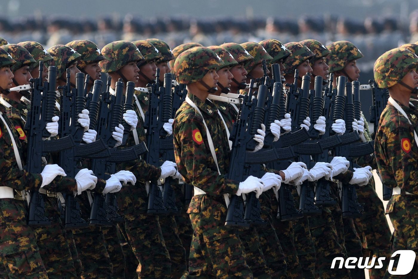 본문 이미지 - 미얀마 장병들이 27일(현지시간) 미얀마 네피도에서 열린 국군의 날 기념식에 참석해 열병식을 하고 있다. 2023.03.27. ⓒ AFP=뉴스1 ⓒ News1 김성식 기자