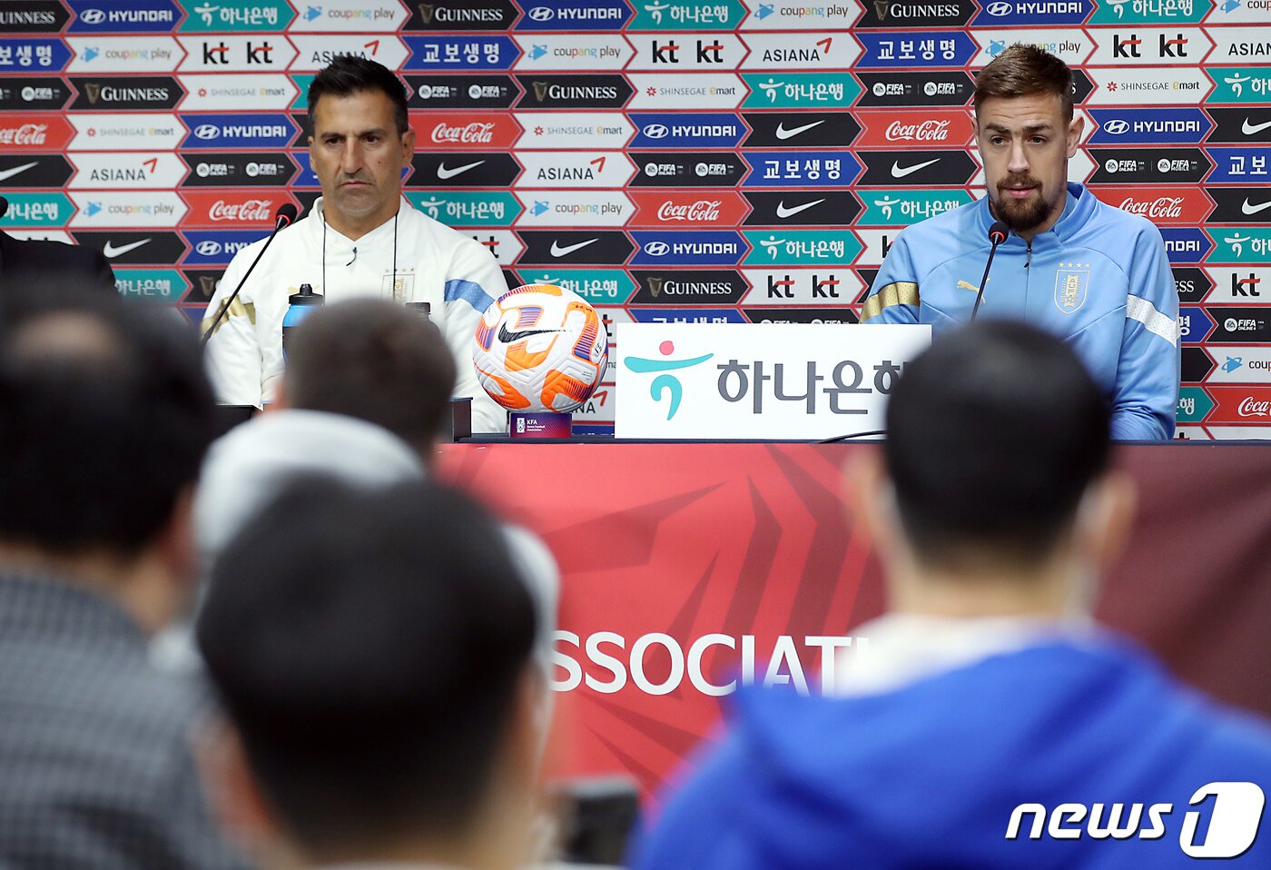 본문 이미지 - 남미의 강호 우루과이 대표팀 마르셀로 브롤리 감독대행과 세바스티안 코아테스 선수가 27일 오후 서울 마포구 상암동 서울월드컵경기장에서 공식 기자회견을 하고 있다. 2023.3.27/뉴스1 ⓒ News1 박정호 기자