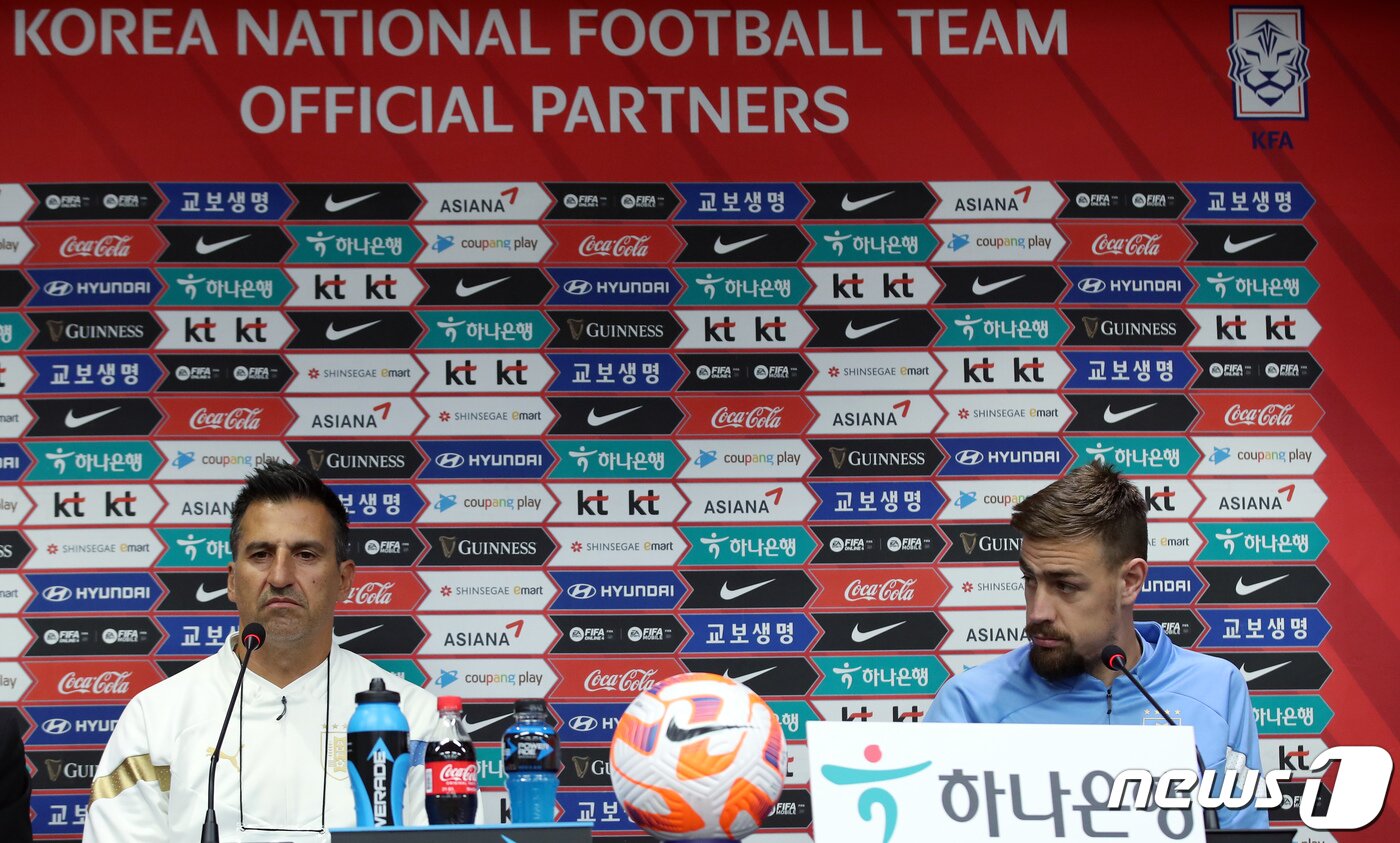 본문 이미지 - 남미의 강호 우루과이 대표팀 마르셀로 브롤리 감독대행과 세바스티안 코아테스 선수가 27일 오후 서울 마포구 상암동 서울월드컵경기장에서 공식 기자회견을 하고 있다. 2023.3.27/뉴스1 ⓒ News1 박정호 기자