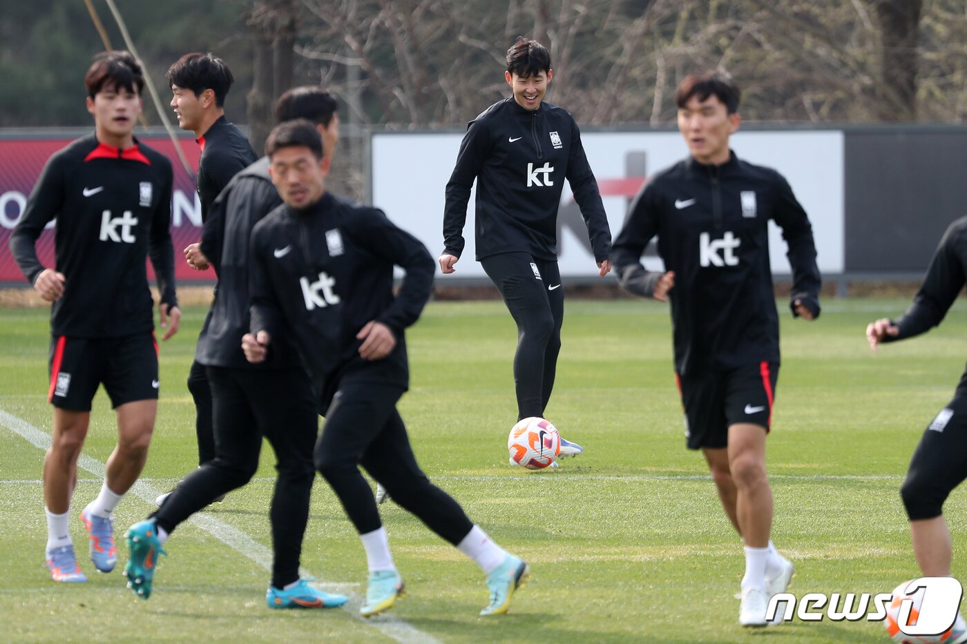 본문 이미지 - 손흥민을 비롯한 대한민국 축구 국가대표팀 선수들이 27일 오후 경기도 파주 축구국가대표트레이닝센터&#40;NFC&#41;에서 우루과이전을 앞두고 훈련을 하고 있다. 2023.3.27/뉴스1 ⓒ News1 민경석 기자