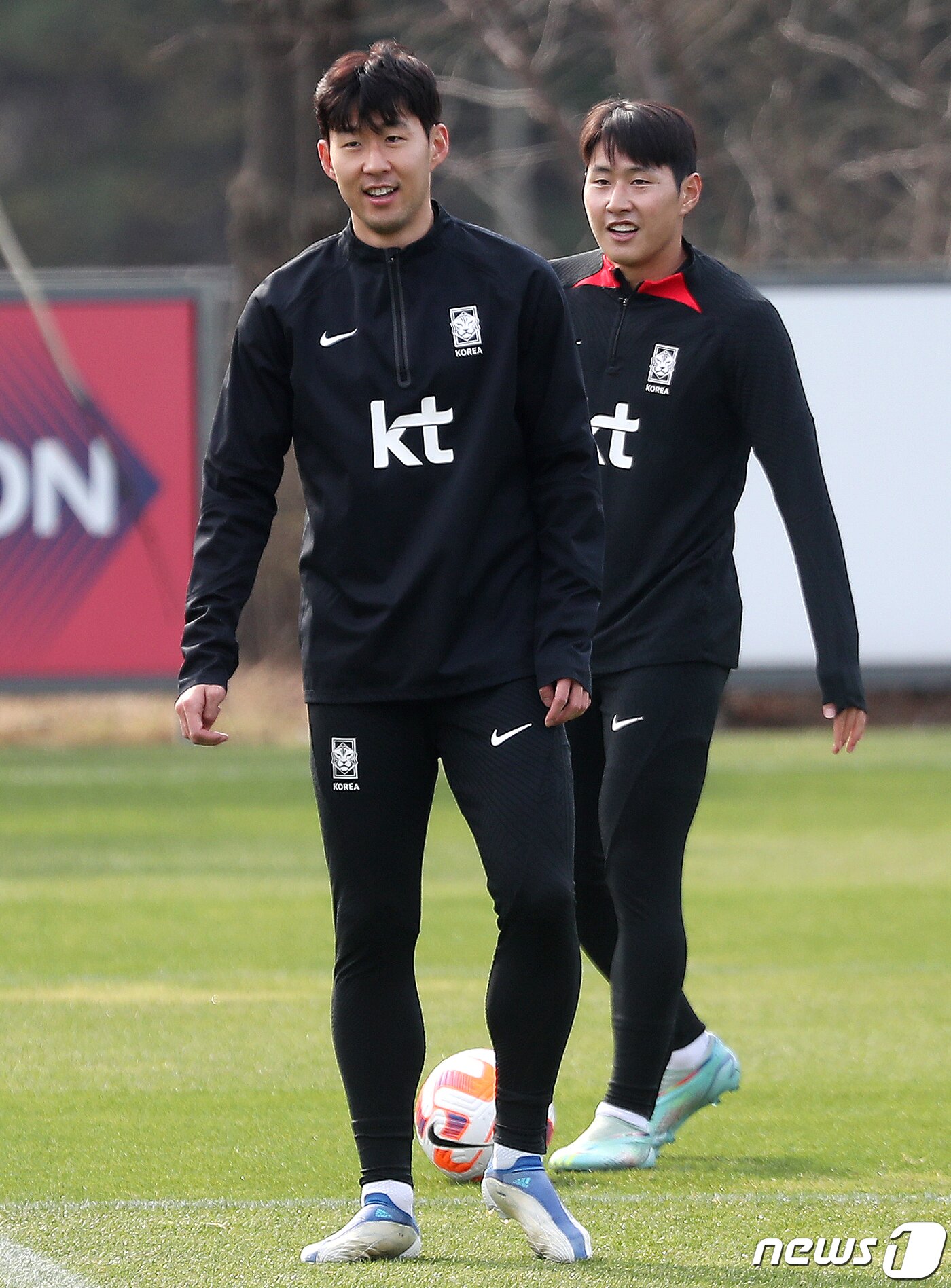 본문 이미지 - 대한민국 축구 국가대표팀 손흥민(왼쪽)과 이강인이 27일 오후 경기도 파주 축구국가대표트레이닝센터(NFC)에서 우루과이전을 앞두고 훈련을 하고 있다. 2023.3.27/뉴스1 ⓒ News1 민경석 기자