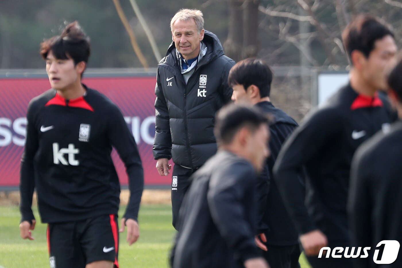본문 이미지 - 위르겐 클린스만 대한민국 축구 국가대표팀 감독이 27일 오후 경기도 파주 축구국가대표트레이닝센터&#40;NFC&#41;에서 우루과이전을 앞두고 훈련을 지도하고 있다. 2023.3.27/뉴스1 ⓒ News1 민경석 기자