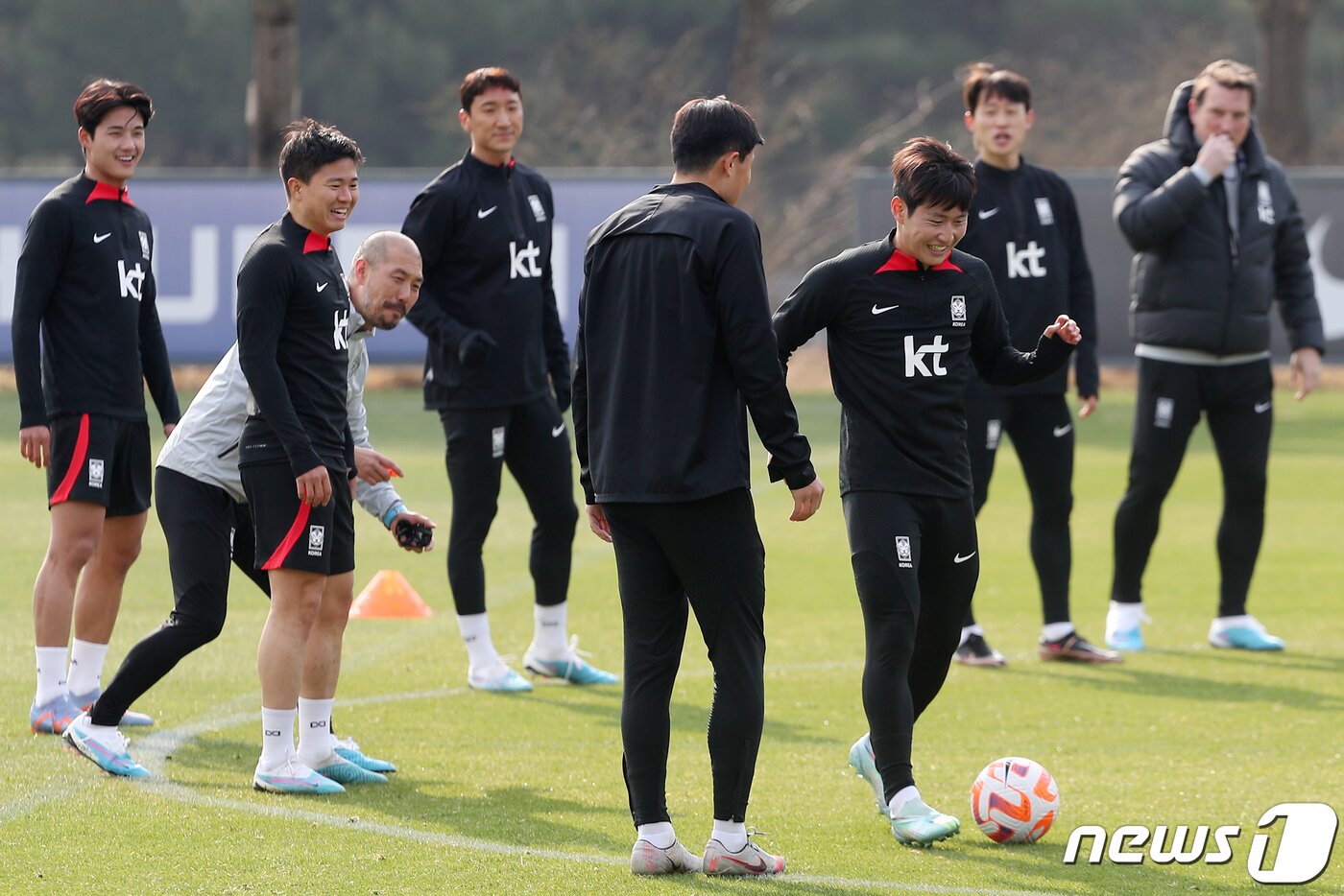 본문 이미지 - 대한민국 축구 국가대표팀 이강인을 비롯한 선수들이 27일 오후 경기도 파주 축구국가대표트레이닝센터(NFC)에서 우루과이전을 앞두고 훈련을 하고 있다. 2023.3.27/뉴스1 ⓒ News1 민경석 기자
