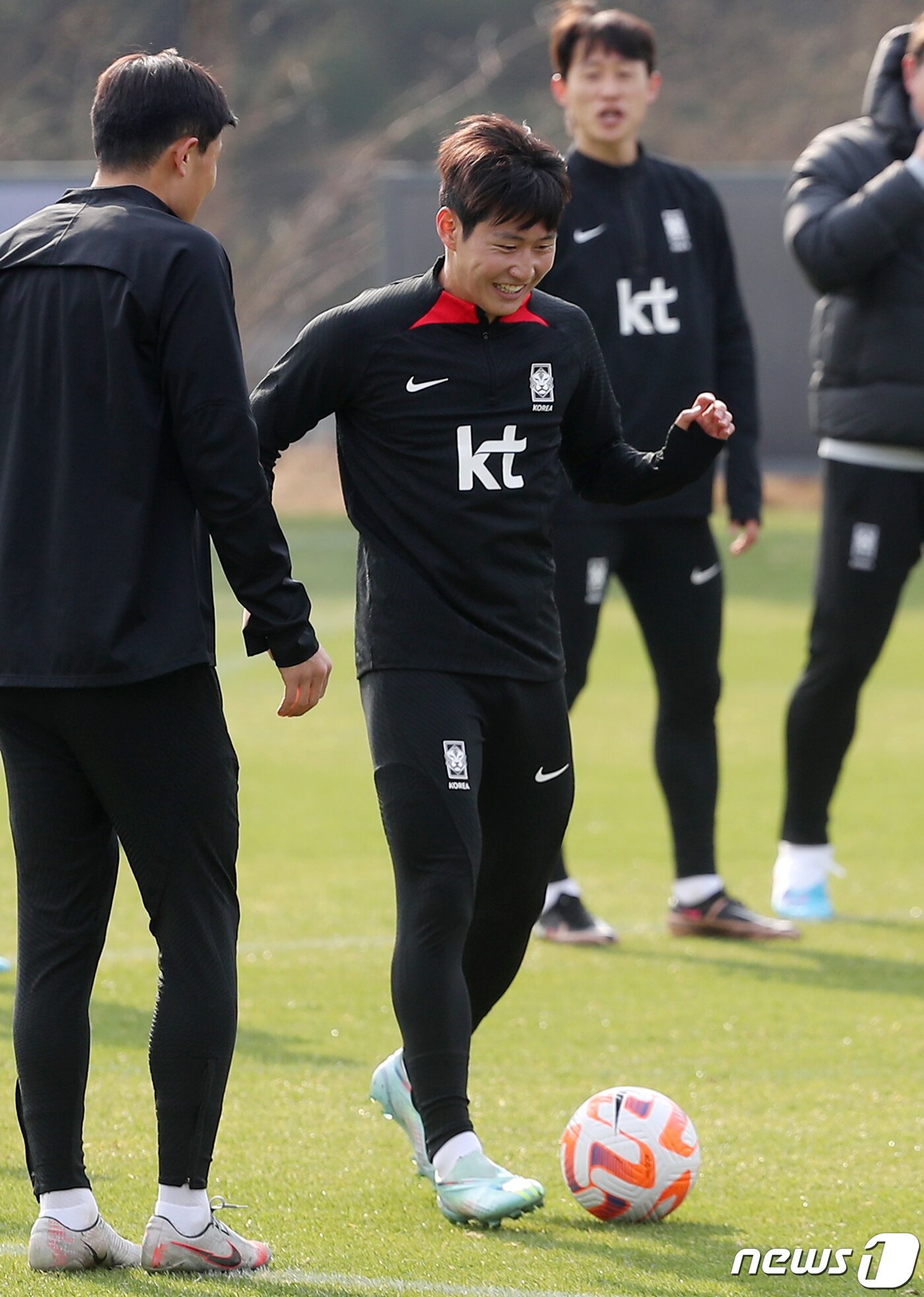 본문 이미지 - 대한민국 축구 국가대표팀 이강인이 27일 오후 경기도 파주 축구국가대표트레이닝센터(NFC)에서 우루과이전을 앞두고 훈련을 하고 있다. 2023.3.27/뉴스1 ⓒ News1 민경석 기자
