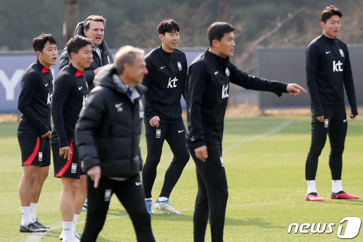 본문 이미지 - 손흥민을 비롯한 대한민국 축구 국가대표팀 선수들이 27일 오후 경기도 파주 축구국가대표트레이닝센터&#40;NFC&#41;에서 우루과이전을 앞두고 훈련을 하고 있다. 2023.3.27/뉴스1 ⓒ News1 민경석 기자