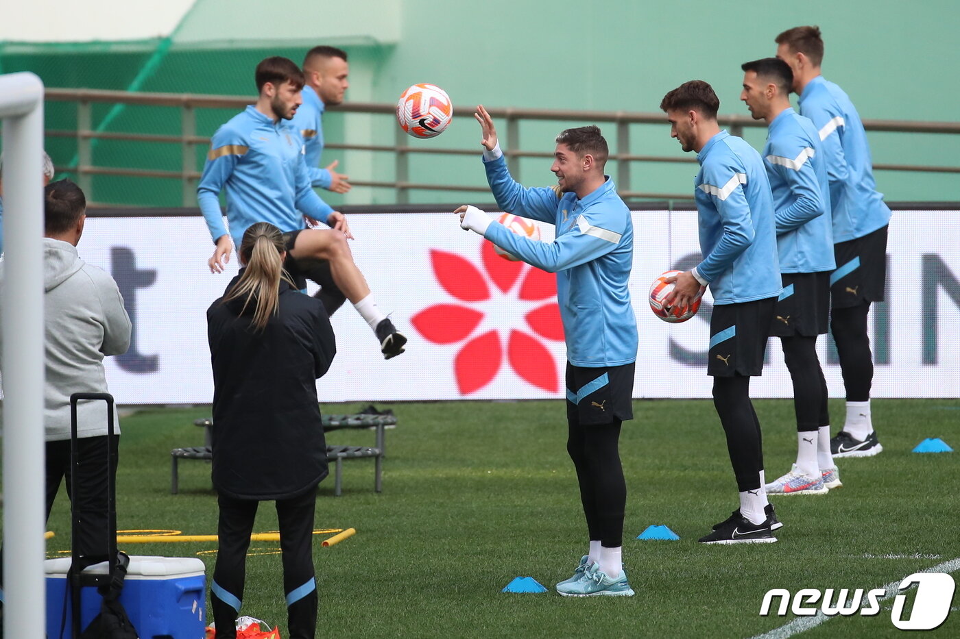 본문 이미지 - 남미의 강호 우루과이 대표팀 선수들이 27일 오후 서울 마포구 상암동 서울월드컵경기장에서 공식 훈련을 하고 있다. 2023.3.27/뉴스1 ⓒ News1 박정호 기자
