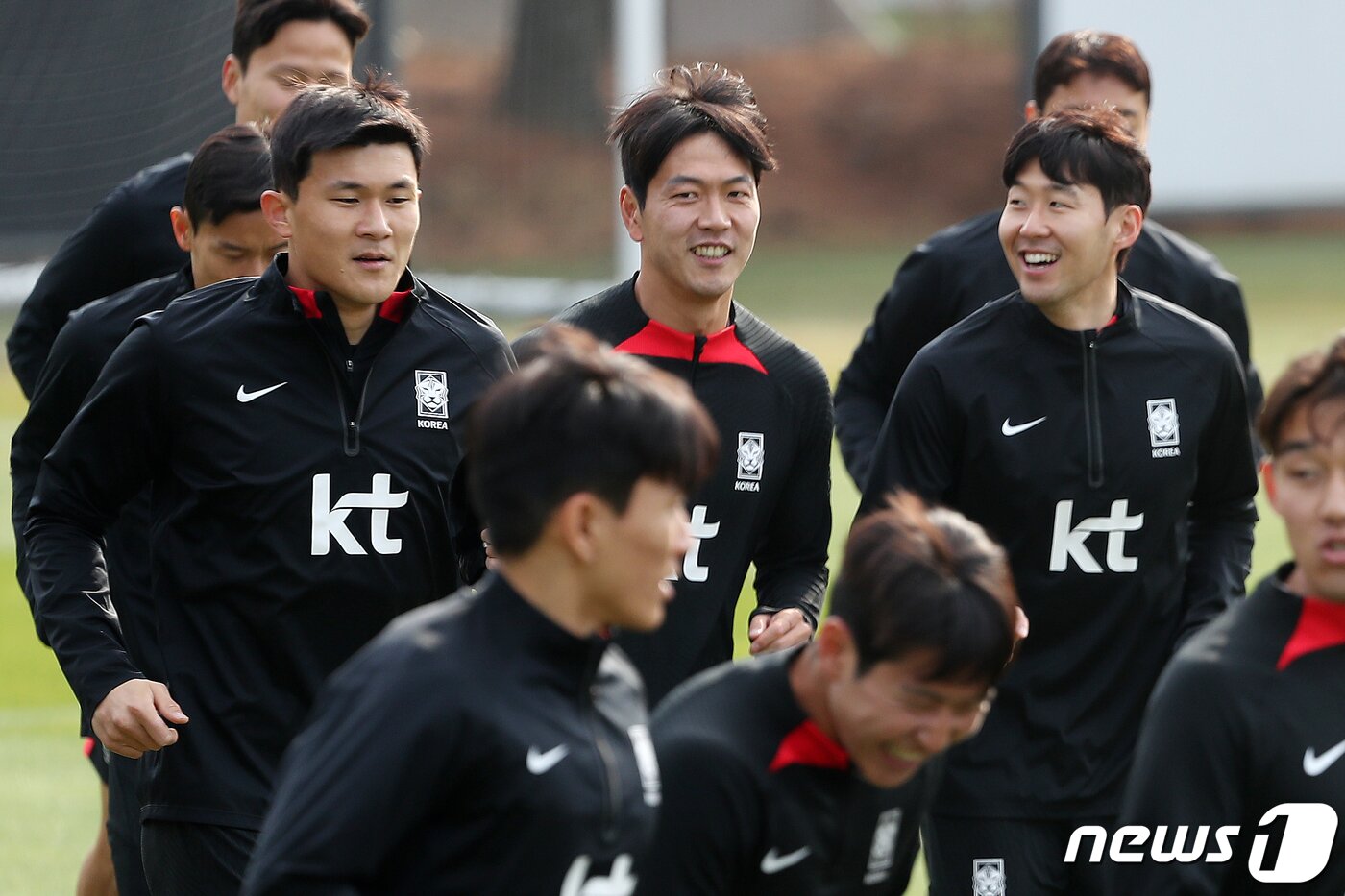 본문 이미지 - 대한민국 축구 국가대표팀 손흥민(오른쪽부터), 김영권, 김민재가 27일 오후 경기도 파주 축구국가대표트레이닝센터(NFC)에서 우루과이전을 앞두고 훈련을 하고 있다. 2023.3.27/뉴스1 ⓒ News1 민경석 기자