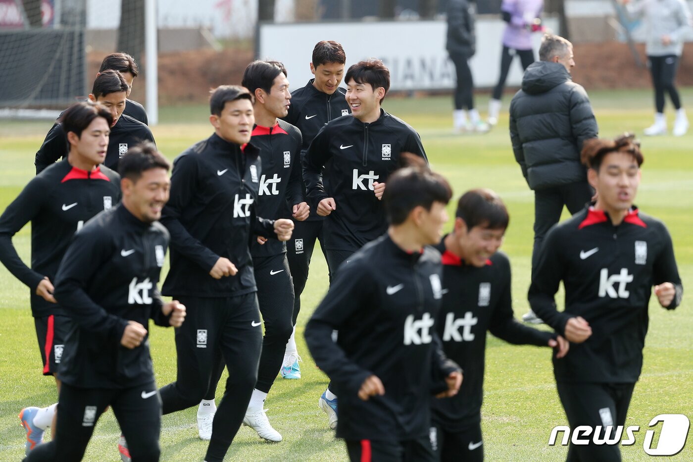 본문 이미지 - 손흥민을 비롯한 대한민국 축구 국가대표팀 선수들이 27일 오후 경기도 파주 축구국가대표트레이닝센터(NFC)에서 우루과이전을 앞두고 훈련을 하고 있다. 2023.3.27/뉴스1 ⓒ News1 민경석 기자