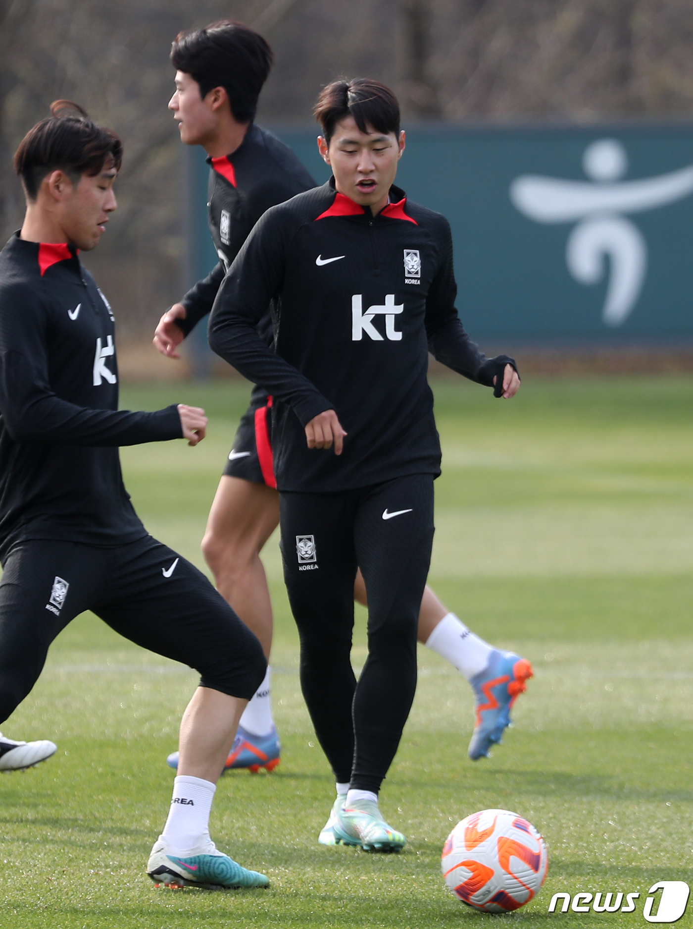 (파주 =뉴스1) 민경석 기자 = 대한민국 축구 국가대표팀 이강인이 27일 오후 경기도 파주 축구국가대표트레이닝센터(NFC)에서 우루과이전을 앞두고 훈련을 하고 있다. 2023.3 …