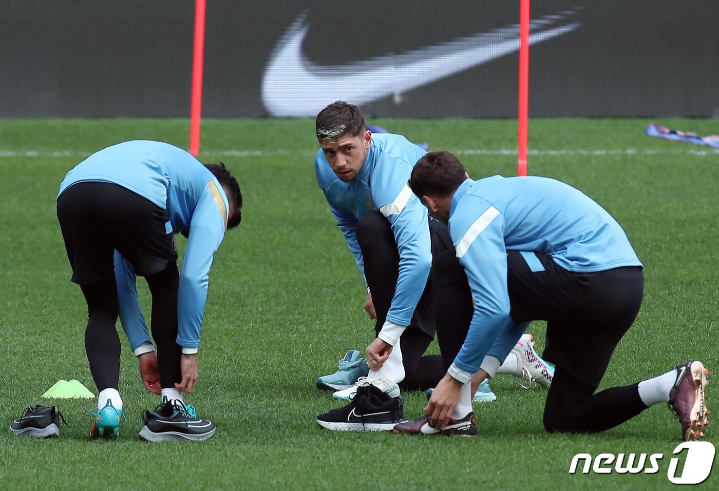 본문 이미지 - 남미의 강호 우루과이 대표팀 페데리코 발베르데를 비롯한 선수들이 27일 오후 서울 마포구 상암동 서울월드컵경기장에서 공식 훈련을 위해 축구화를 신고 있다.  2023.3.27/뉴스1 ⓒ News1 박정호 기자