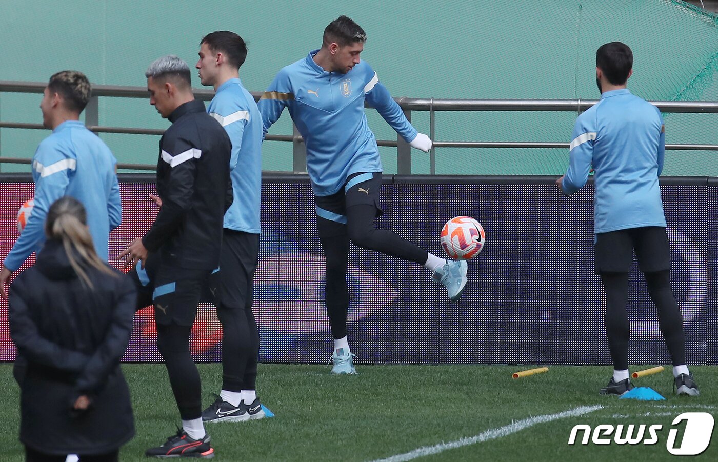 본문 이미지 - 남미의 강호 우루과이 대표팀 페데리코 발베르데를 비롯한 선수들이 27일 오후 서울 마포구 상암동 서울월드컵경기장에서 공식 훈련을 하고 있다.  2023.3.27/뉴스1 ⓒ News1 박정호 기자