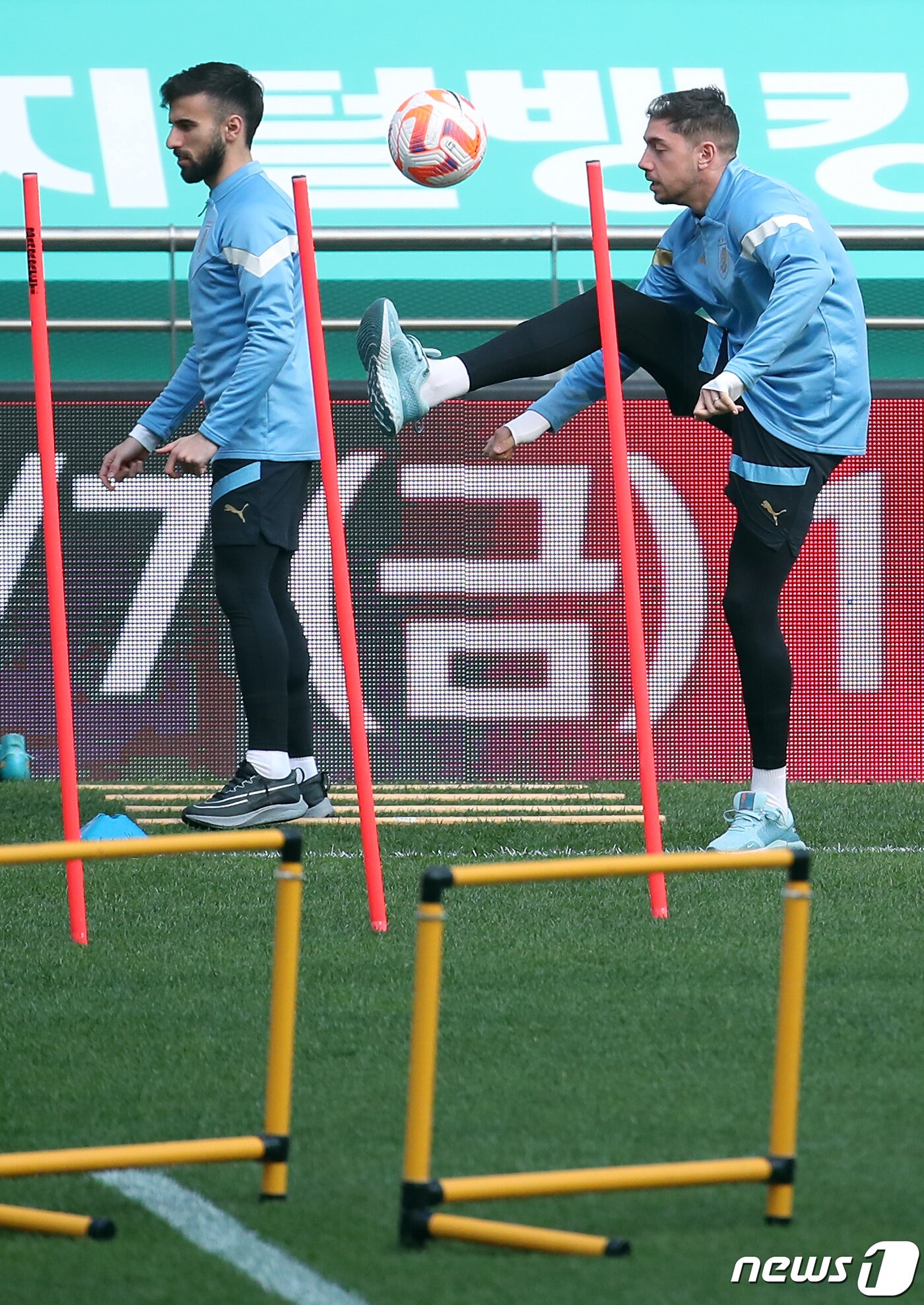 본문 이미지 - 남미의 강호 우루과이 대표팀 페데리코 발베르데를 비롯한 선수들이 27일 오후 서울 마포구 상암동 서울월드컵경기장에서 공식 훈련을 하고 있다. 2023.3.27/뉴스1 ⓒ News1 박정호 기자