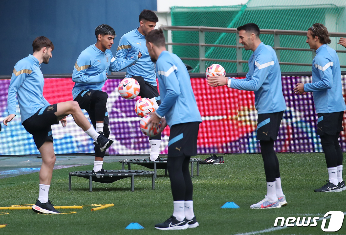 (서울=뉴스1) 박정호 기자 = 남미의 강호 우루과이 대표팀 선수들이 27일 오후 서울 마포구 상암동 서울월드컵경기장에서 공식 훈련을 하고 있다.현재 FIFA랭킹 16위로 25위인 …