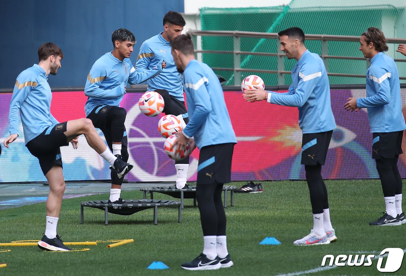 본문 이미지 - 남미의 강호 우루과이 대표팀 선수들이 27일 오후 서울 마포구 상암동 서울월드컵경기장에서 공식 훈련을 하고 있다. 2023.3.27/뉴스1 ⓒ News1 박정호 기자