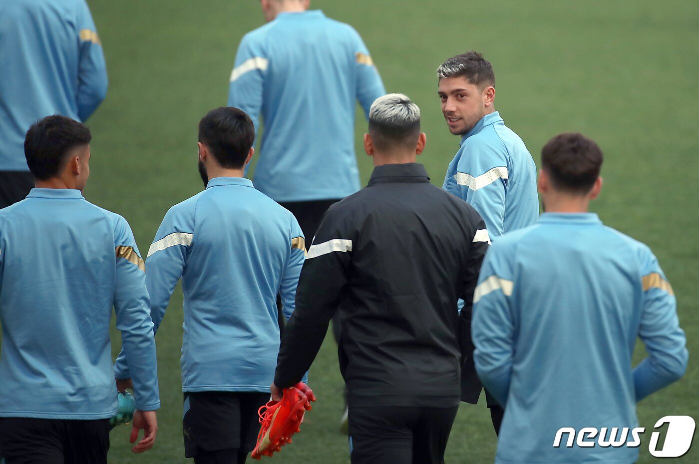 본문 이미지 - 남미의 강호 우루과이 대표팀 페데리코 발베르데를 비롯한 선수들이 27일 오후 서울 마포구 상암동 서울월드컵경기장에서 공식 훈련을 위해 그라운드로 나오고 있다.  2023.3.27/뉴스1 ⓒ News1 박정호 기자