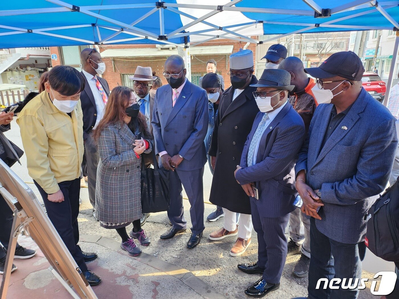 본문 이미지 - 나이지리아 대사가 화재 현장을 방문했다. 2023.03.27. 배수아 기자./