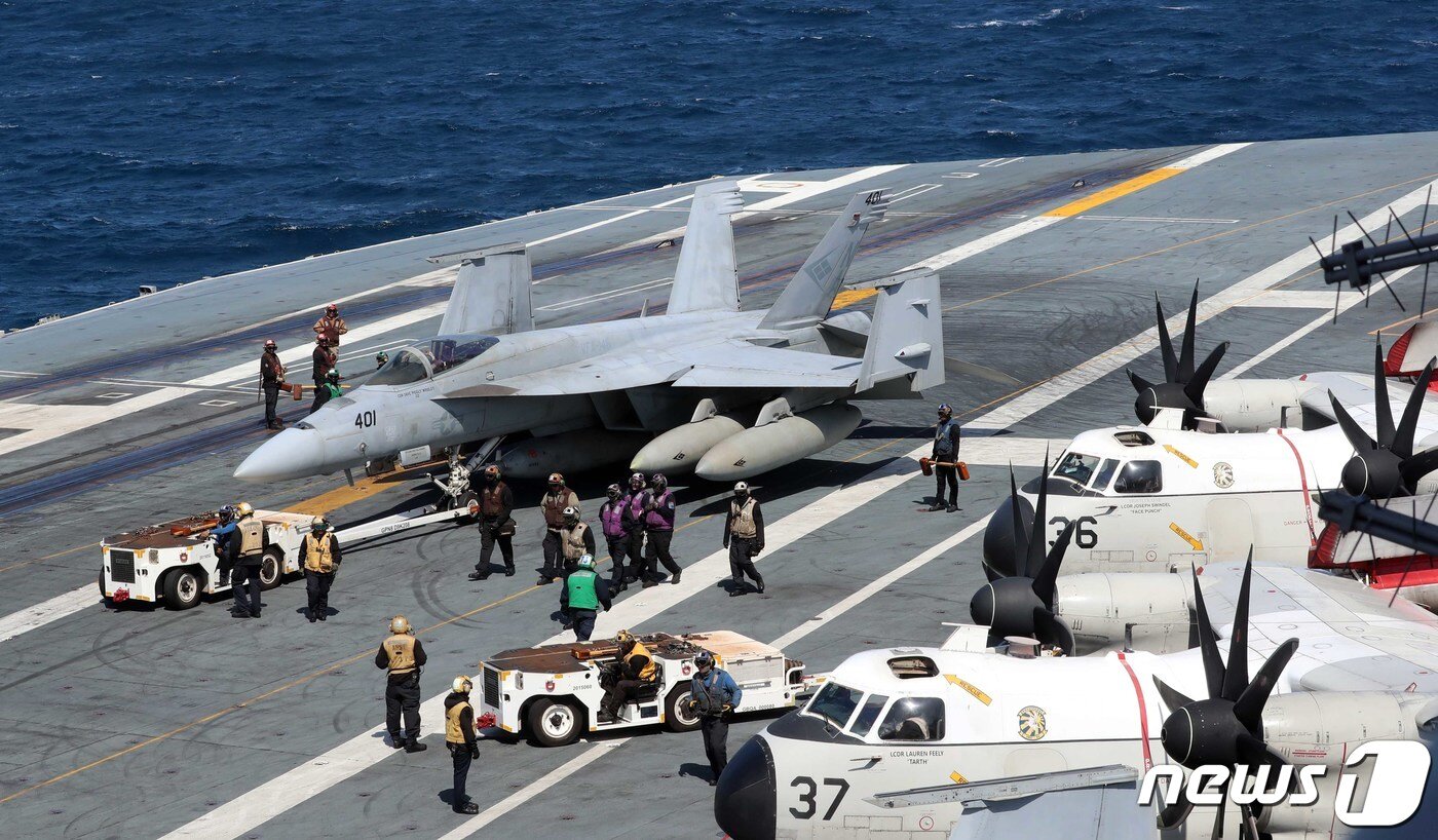 본문 이미지 - 27일 제주 남쪽 공해상에 진입한 미 핵추진 항공모함 '니미츠'에서 F/A-18F '슈퍼호닛'의 이·착함 훈련이 진행되고 있다. 2023.3.27/뉴스1 ⓒ News1 사진공동취재단
