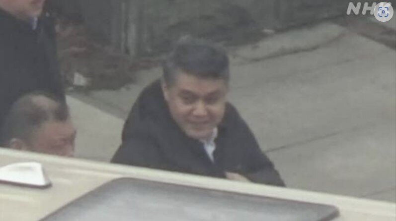 본문 이미지 - 27일(현지시간) 중국 랴오닝성 단둥에서 북한 신의주로 향하는 왕야쥔 주북한 중국 대사의 모습 (일본 NHK방송 화면 갈무리) 2023.3.27 ⓒ News1 정윤미 기자