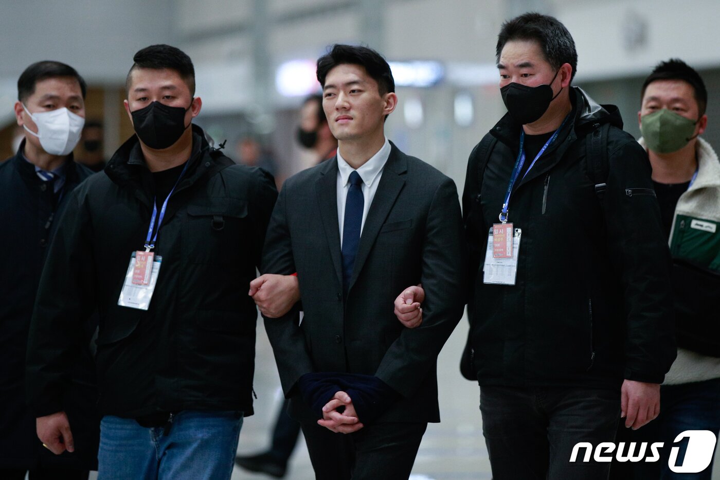 본문 이미지 - 고 전두환씨 일가의 비자금 의혹 등을 폭로한 손자 전우원씨가 28일 새벽 인천국제공항을 통해 도착해 서울경찰청 마약범죄수사대로 연행되기 전 취재진 앞으로 향하고 있다. 2023.3.28/뉴스1 ⓒ News1 안은나 기자