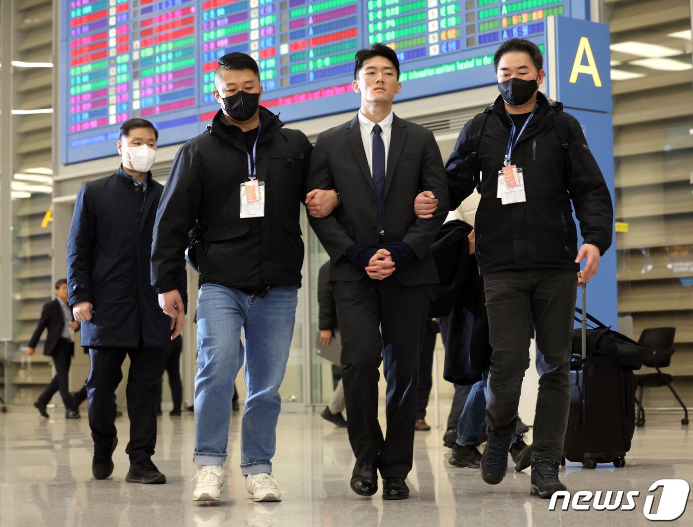 본문 이미지 - 고 전두환씨 일가의 비자금 의혹 등을 폭로한 손자 전우원씨가 28일 새벽 인천국제공항을 통해 도착해 서울경찰청 마약범죄수사대로 연행되기 전 이동하고 있다. (공동취재) 2023.3.28/뉴스1 ⓒ News1 안은나 기자