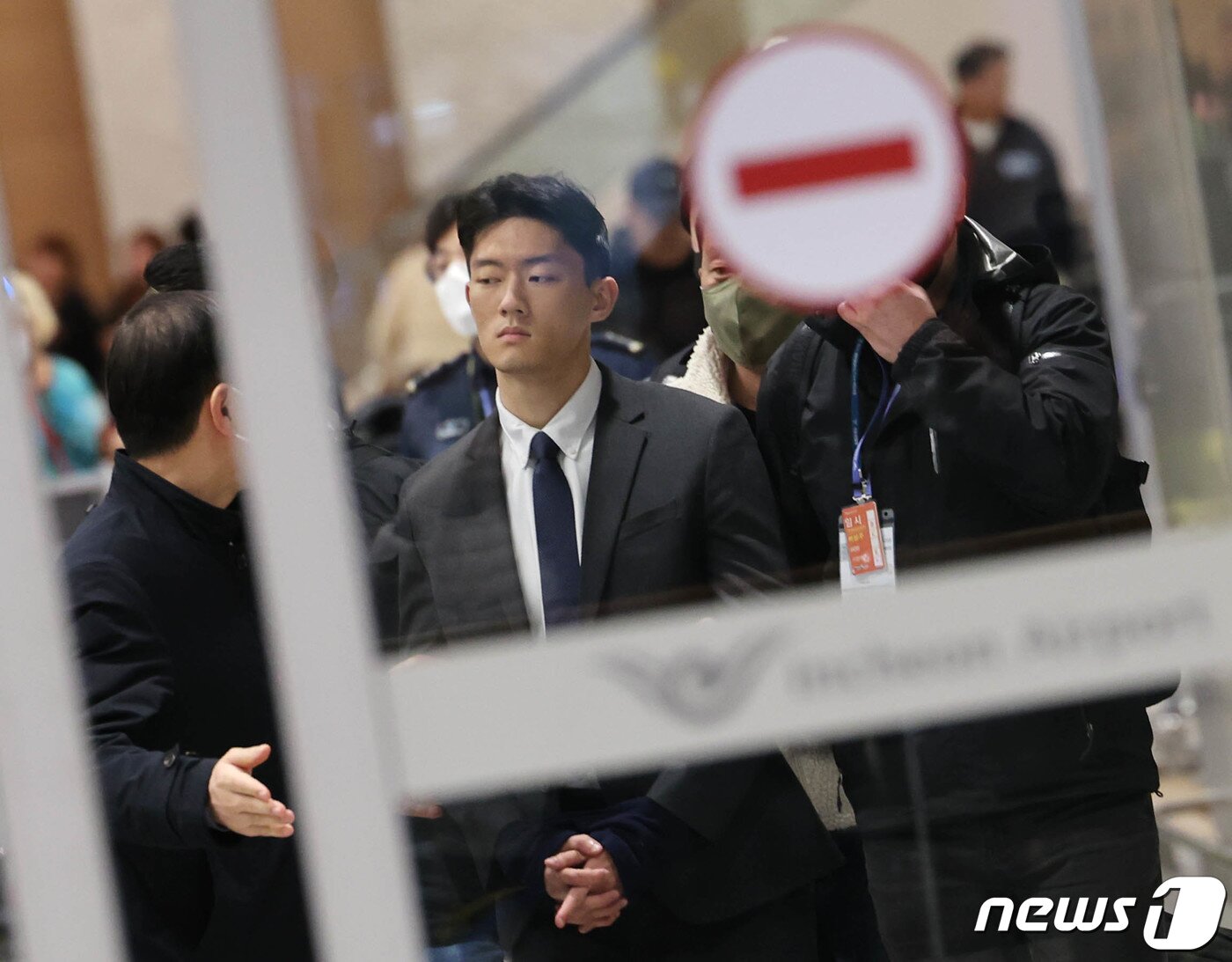 본문 이미지 - 고 전두환씨 일가의 비자금 의혹 등을 폭로한 손자 전우원씨가 28일 오전 인천국제공항에 도착해 마약 투약 혐의로 체포, 수갑을 찬채 이동하고 있다. (공동취재) 2023.3.28/뉴스1 ⓒ News1 안은나 기자