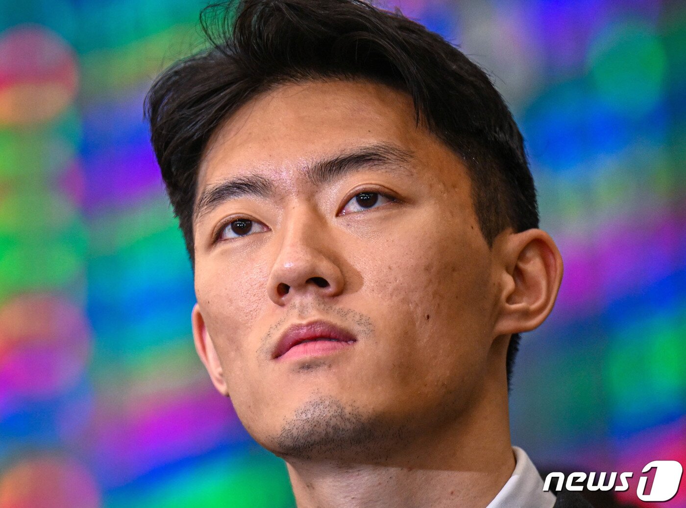 본문 이미지 - 고 전두환씨 일가의 비자금 의혹 등을 폭로한 손자 전우원씨가 28일 새벽 인천국제공항을 통해 도착해 서울경찰청 마약범죄수사대로 연행되기 전 이동하고 있다. (공동취재) 2023.3.28/뉴스1 ⓒ News1 안은나 기자