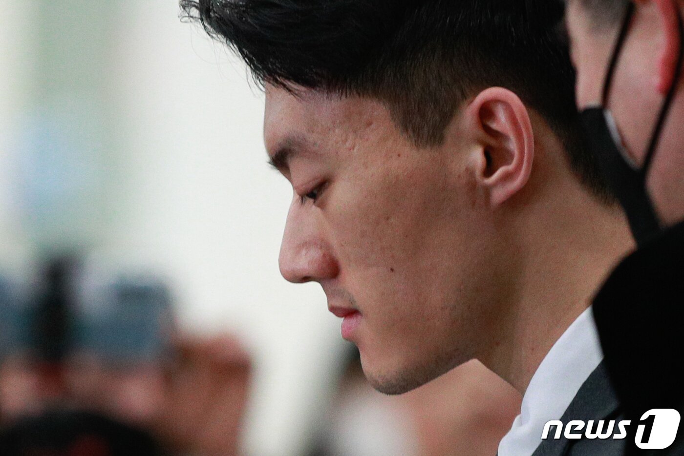 본문 이미지 - 고 전두환씨 일가의 비자금 의혹 등을 폭로한 손자 전우원씨가 28일 오전 인천국제공항에서 마약 투약 혐의로 체포돼 서울경찰청 마약범죄수사대로 연행되기 전 취재진 질문을 듣고 있다. 2023.3.28/뉴스1 ⓒ News1 안은나 기자