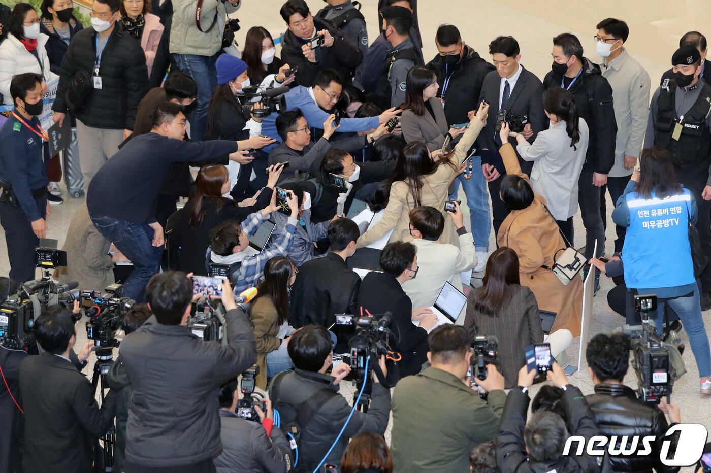 본문 이미지 - 고 전두환씨 일가의 비자금 의혹 등을 폭로한 손자 전우원씨가 28일 오전 인천국제공항에서 마약 투약 혐의로 체포, 서울경찰청 마약범죄수사대로 연행되기 전 취재진 질문에 답하고 있다. (공동취재) 2023.3.28/뉴스1 ⓒ News1 안은나 기자