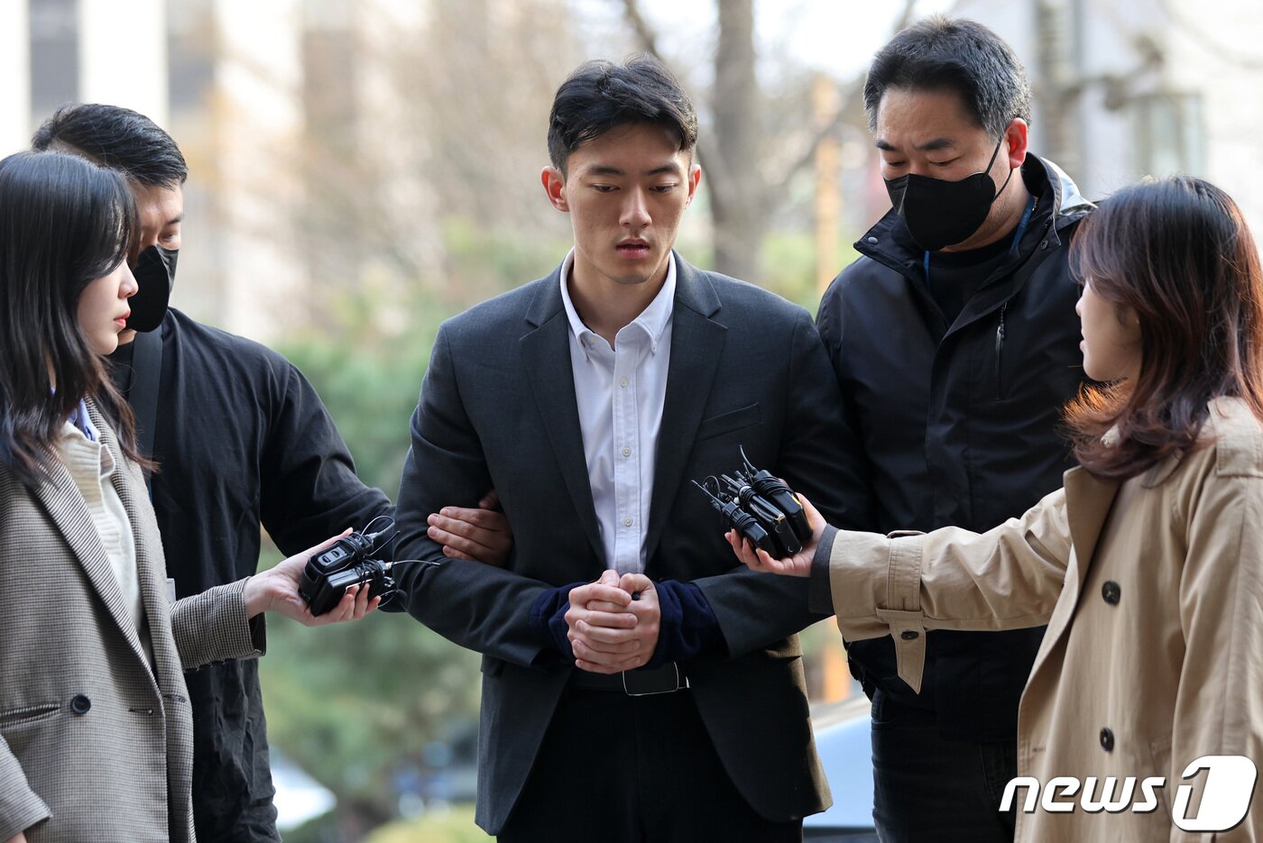 본문 이미지 - 고 전두환씨 일가의 비자금 의혹 등을 폭로한 손자 전우원 씨가 28일 오전 마약 투약 혐의로 서울 마포구 서울경찰청 마약범죄수사대로 연행되며 취재진의 질문에 답하고 있다. 5·18민주화운동 유가족과 피해자에게 사죄하기 위해 미국에서 귀국한 전씨는 지난 17일 미국 뉴욕에 있는 자신의 거주지에서 유튜브 라이브 방송 도중 LSD와 대마초 등 마약으로 추정되는 약품을 복용한 혐의를 받고 있다. 2023.3.28/뉴스1 ⓒ News1 구윤성 기자