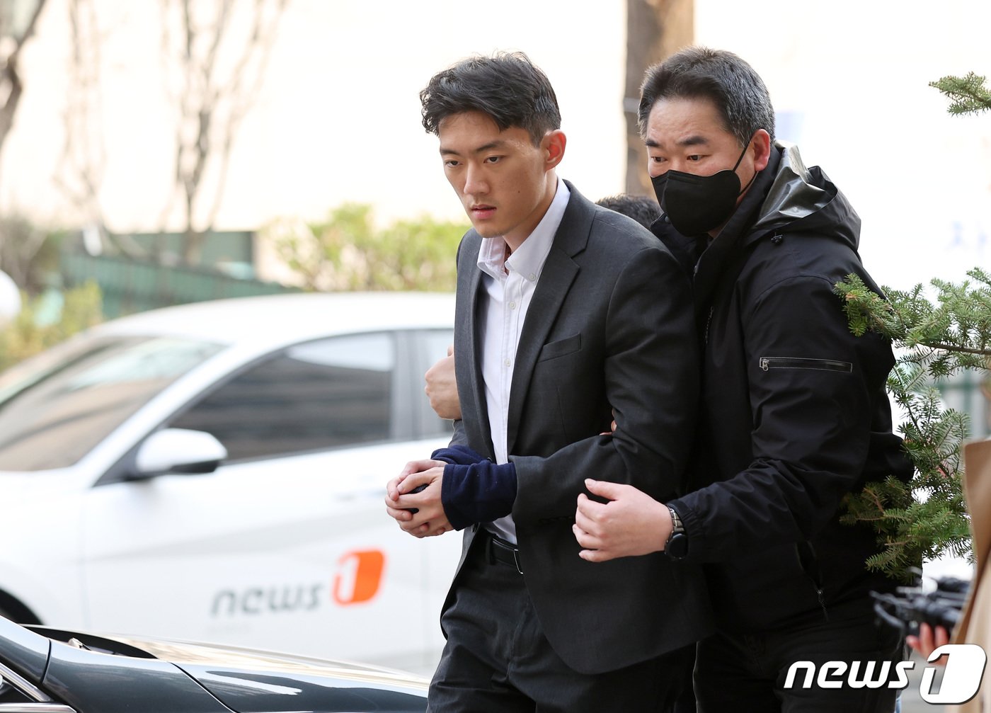 본문 이미지 - 고 전두환씨 일가의 비자금 의혹 등을 폭로한 손자 전우원 씨가 28일 오전 마약 투약 혐의로 서울 마포구 서울경찰청 마약범죄수사대로 연행되고 있다. ⓒ News1 구윤성 기자