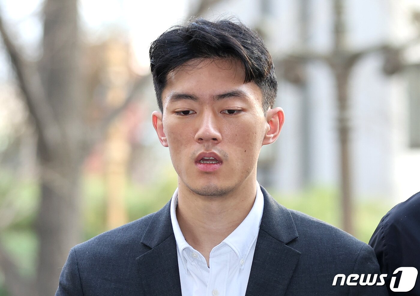 본문 이미지 - 고 전두환씨 일가의 비자금 의혹 등을 폭로한 손자 전우원 씨가 28일 오전 마약 투약 혐의로 서울 마포구 서울경찰청 마약범죄수사대로 연행되며 취재진의 질문에 답하고 있다.  2023.3.28/뉴스1 ⓒ News1 구윤성 기자