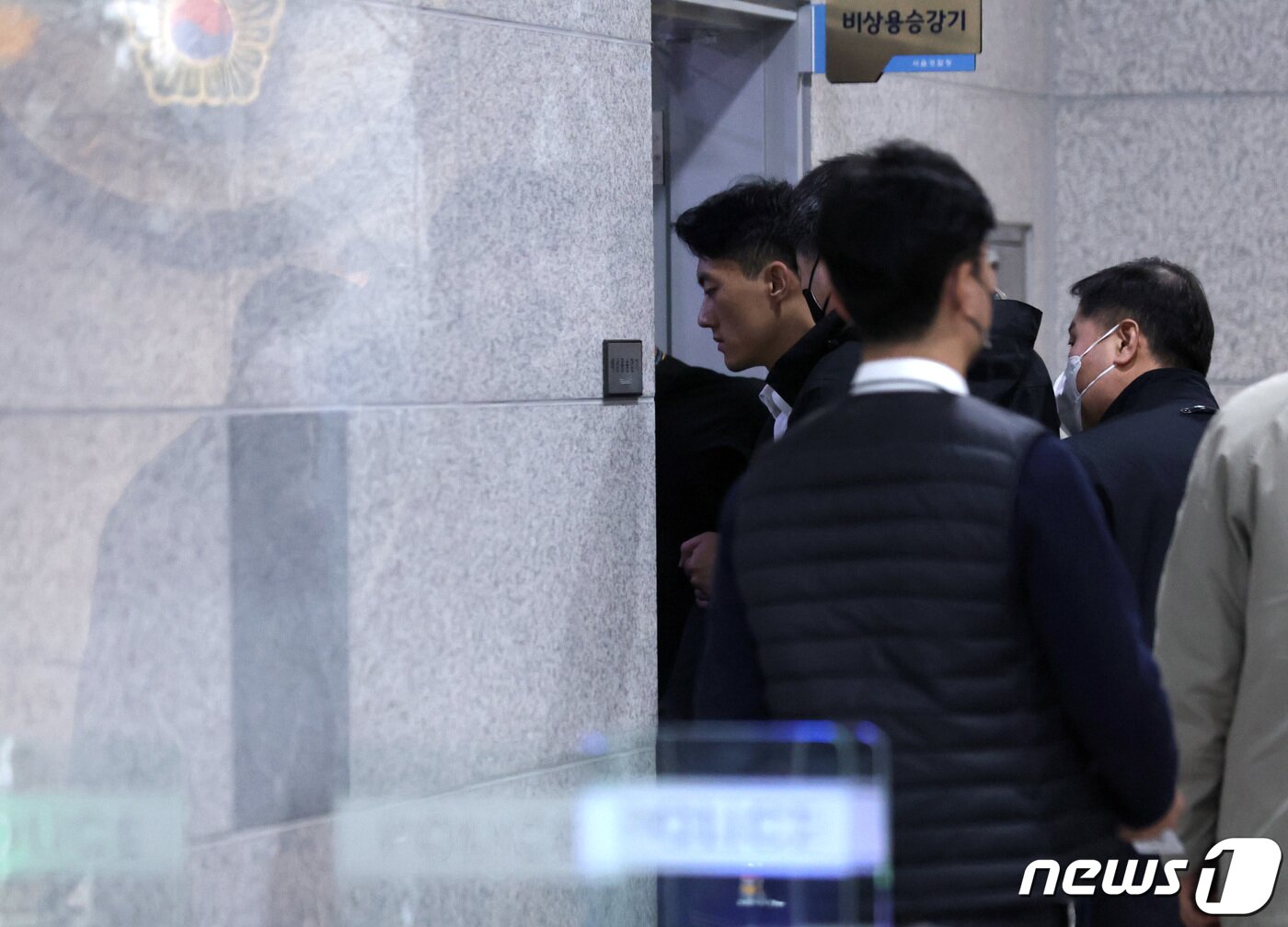 본문 이미지 - 고 전두환씨 일가의 비자금 의혹 등을 폭로한 손자 전우원 씨가 28일 오전 마약 투약 혐의로 서울 마포구 서울경찰청 마약범죄수사대로 연행되고 있다. 2023.3.28/뉴스1 ⓒ News1 구윤성 기자