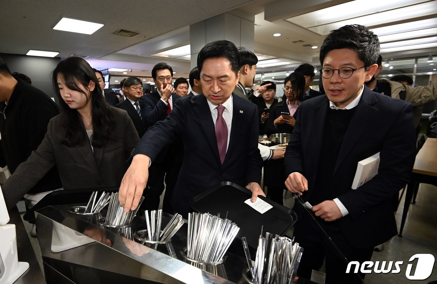 김기현 국민의힘 대표와 김병민 최고위원이 서울 경희대학교 학생식당을 찾아 &#39;1천원 아침밥&#39;을 배식 받고 있다. &#40;공동취재&#41; 2023.3.28/뉴스1 ⓒ News1 허경 기자