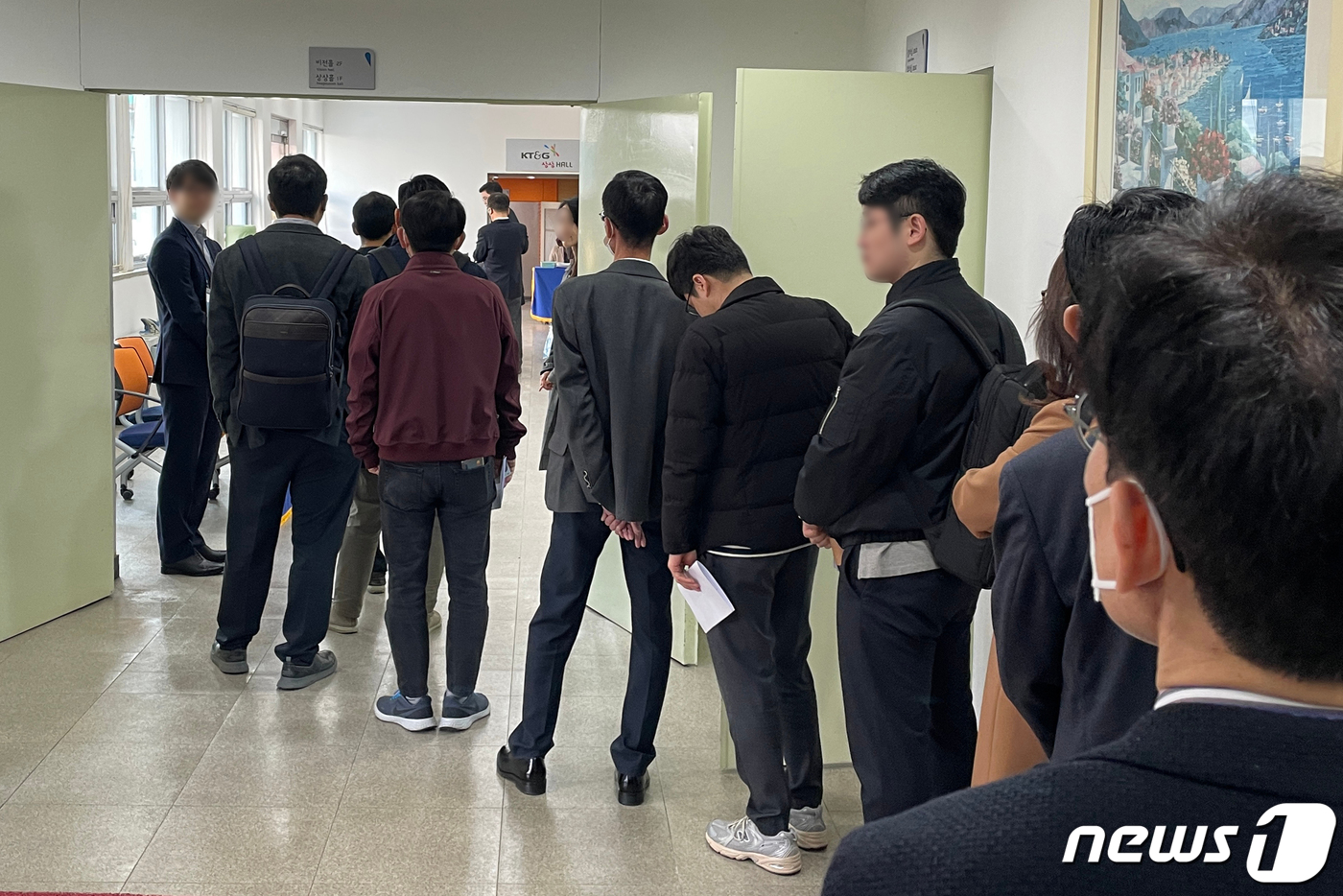 (대전=뉴스1) 한지명 기자 = 28일 오전 대전시 인재개발원에서 열린 'KT&G 제36기 정기주주총회'에서 주주들이 입장을 기다리고 있다.이날 주총은 이사회와 행동주의펀드의 치열 …