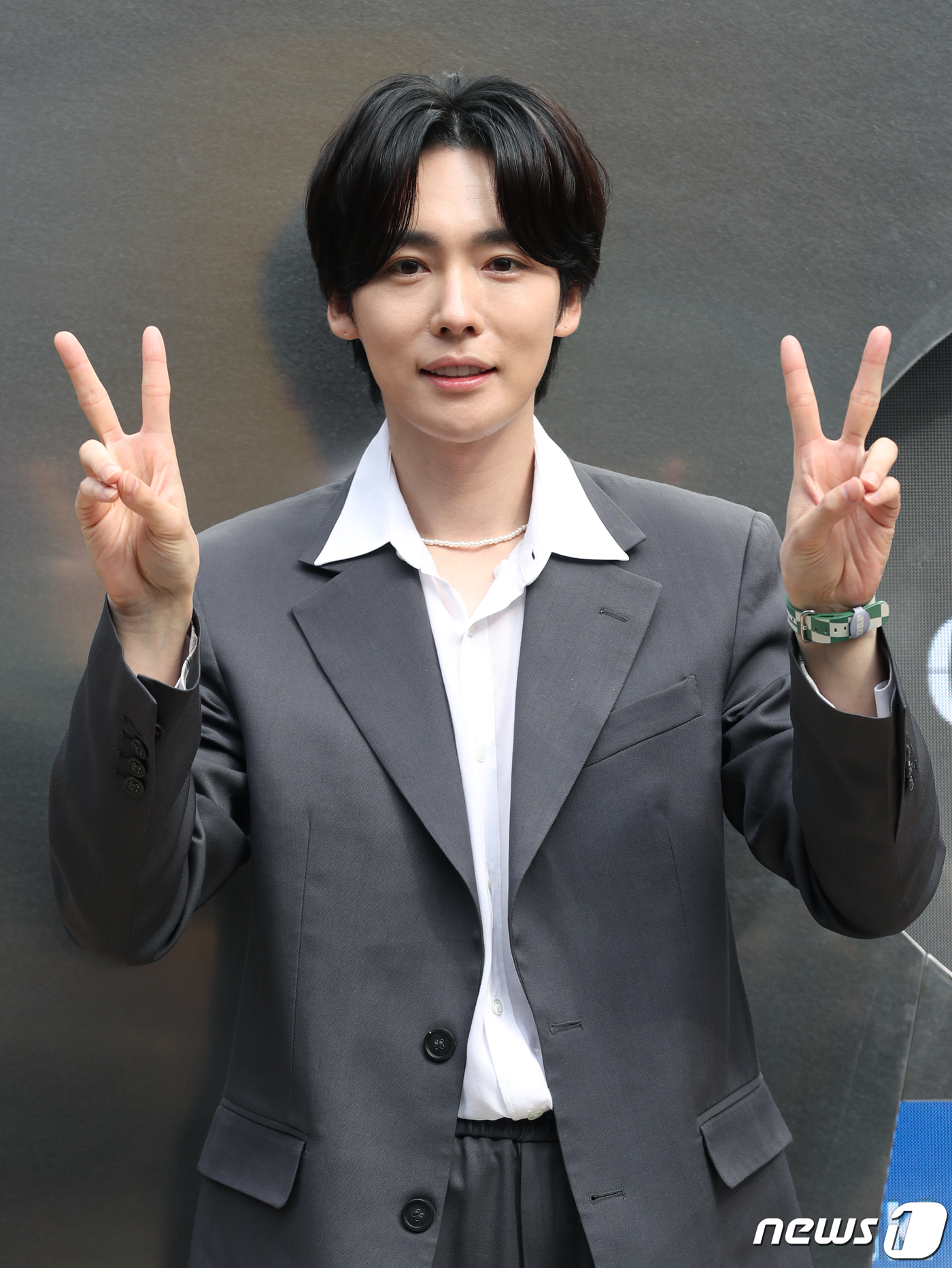 (서울=뉴스1) 권현진 기자 = 그룹 위너(WINNER)의 김진우가 28일 서울 성동구 '타임플릭 성수'에서 진행된 오픈 기념 포토콜 행사에서 포즈를 취하고 있다. 2023.3.2 …