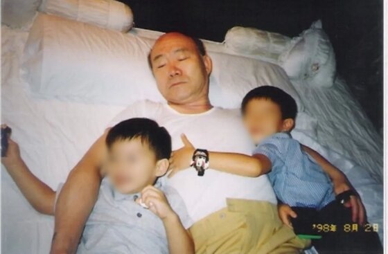 본문 이미지 - 전두환 전 대통령과 그의 손자들. 손자 전우원(27)씨는 지난 14일 자신의 사회관계망서비스(SNS)에 사진을 공개하며 가족들의 죄를 모두 알리겠다고 밝혔다.(인스타그램)
