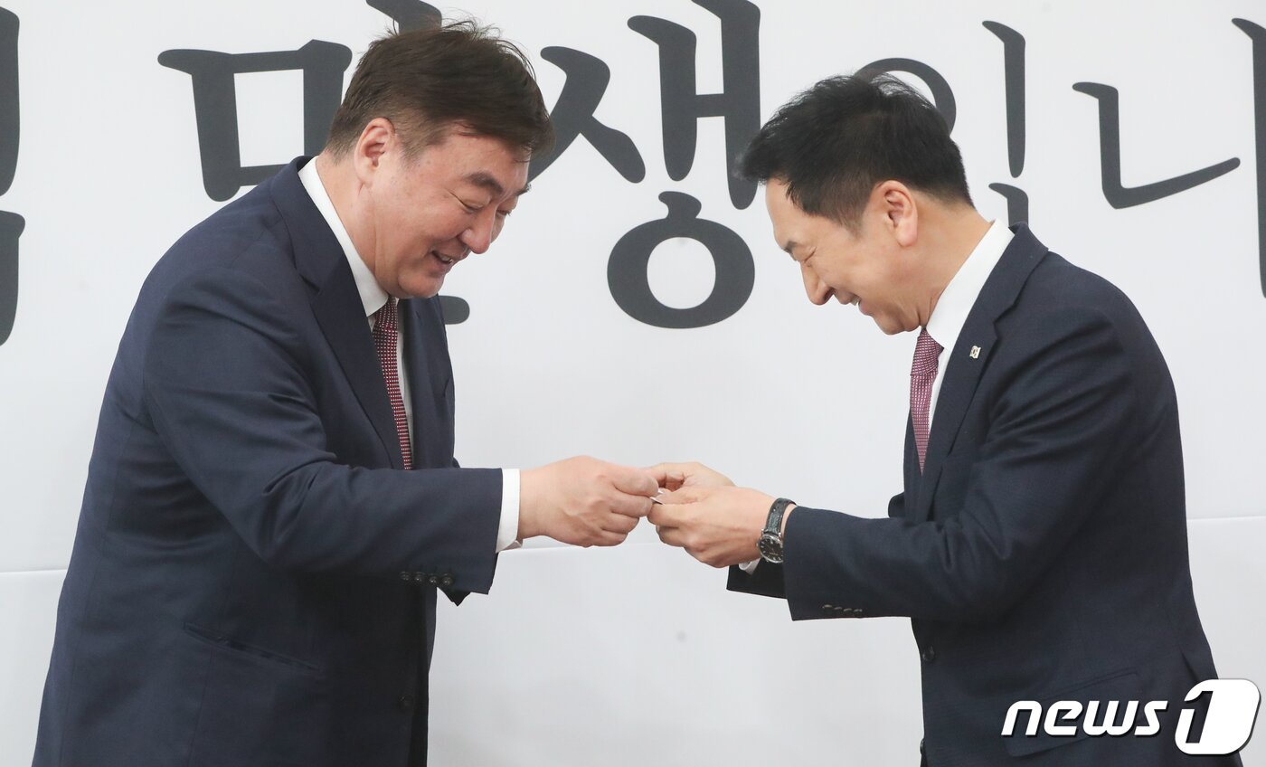 본문 이미지 - 김기현 국민의힘 대표와 싱하이밍 주한중국대사가 지난 3월28일 서울 여의도 국회에서 만나 명함을 교환하고 있다. 2023.3.28/뉴스1 ⓒ News1 허경 기자