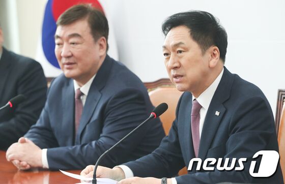 김기현 국민의힘 대표와 싱하이밍 주한중국대사가 지난 3월28일 서울 여의도 국회에서 만나 대화하고 있다. 2023.3.28/뉴스1 © News1 허경 기자
