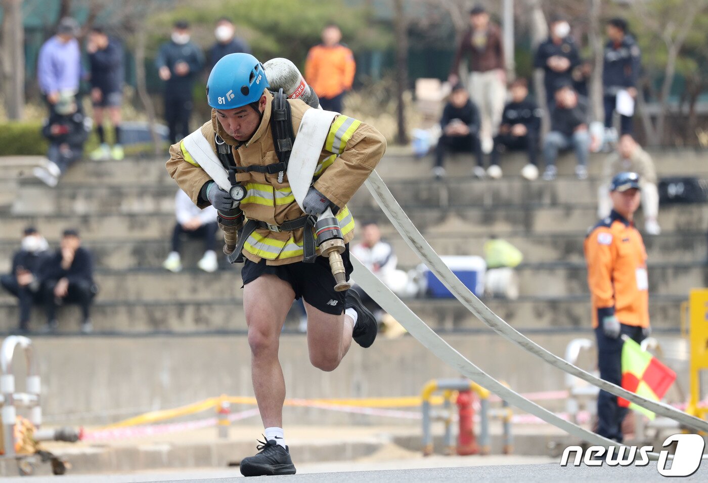 본문 이미지 - 28일 오전 경기 용인시 처인구 경기도소방학교에서 열린 '2023년 경기도 소방기술경연대회'에서 참가자가 기량을 뽐내고 있다. 2023.3.28/뉴스1 ⓒ News1 김영운 기자