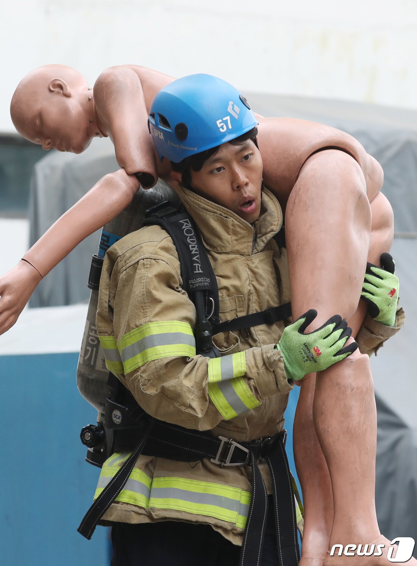 본문 이미지 - 28일 오전 경기 용인시 처인구 경기도소방학교에서 열린 '2023년 경기도 소방기술경연대회'에서 참가자가 기량을 뽐내고 있다. 2023.3.28/뉴스1 ⓒ News1 김영운 기자