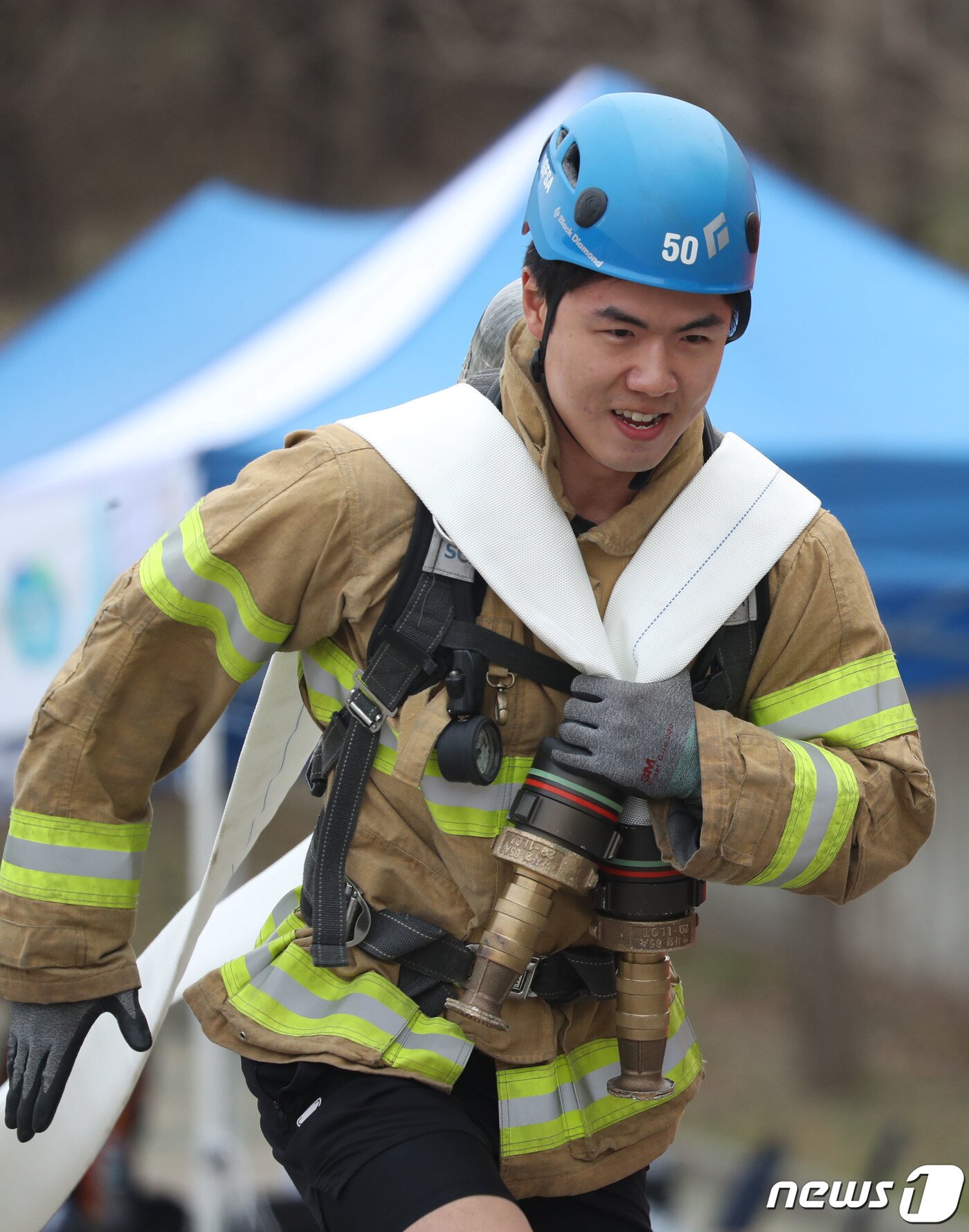 본문 이미지 - 28일 오전 경기 용인시 처인구 경기도소방학교에서 열린 '2023년 경기도 소방기술경연대회'에서 참가자가 기량을 뽐내고 있다. 2023.3.28/뉴스1 ⓒ News1 김영운 기자