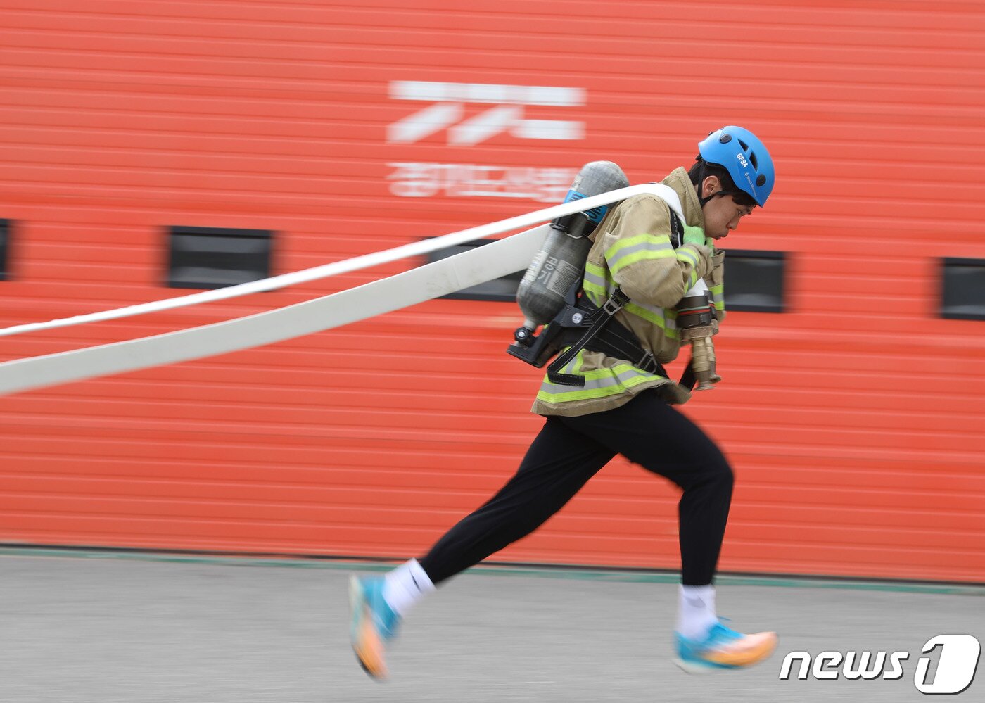 본문 이미지 - 28일 오전 경기 용인시 처인구 경기도소방학교에서 열린 '2023년 경기도 소방기술경연대회'에서 참가자가 기량을 뽐내고 있다. 2023.3.28/뉴스1 ⓒ News1 김영운 기자