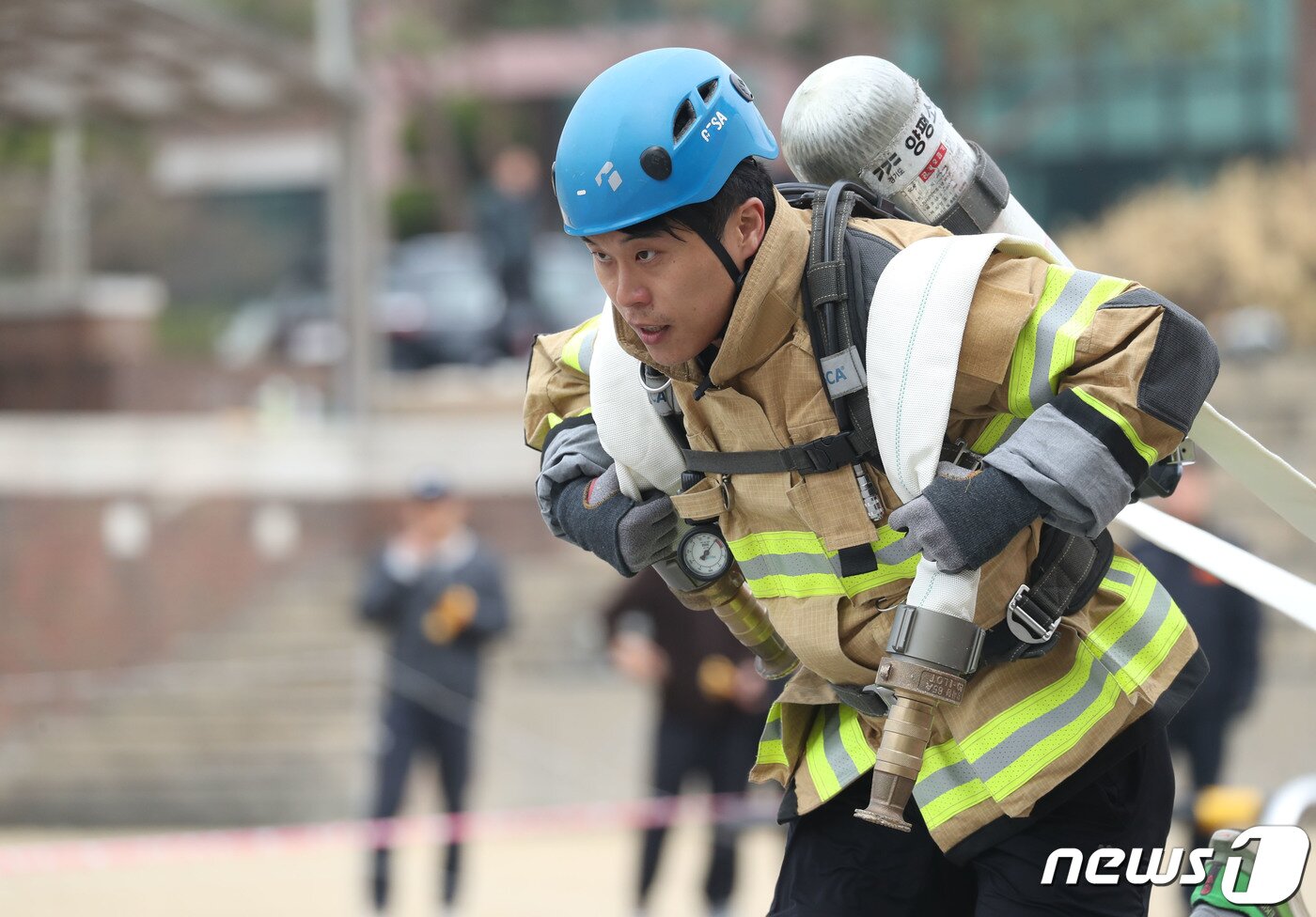 본문 이미지 - 28일 오전 경기 용인시 처인구 경기도소방학교에서 열린 '2023년 경기도 소방기술경연대회'에서 참가자가 기량을 뽐내고 있다. 2023.3.28/뉴스1 ⓒ News1 김영운 기자