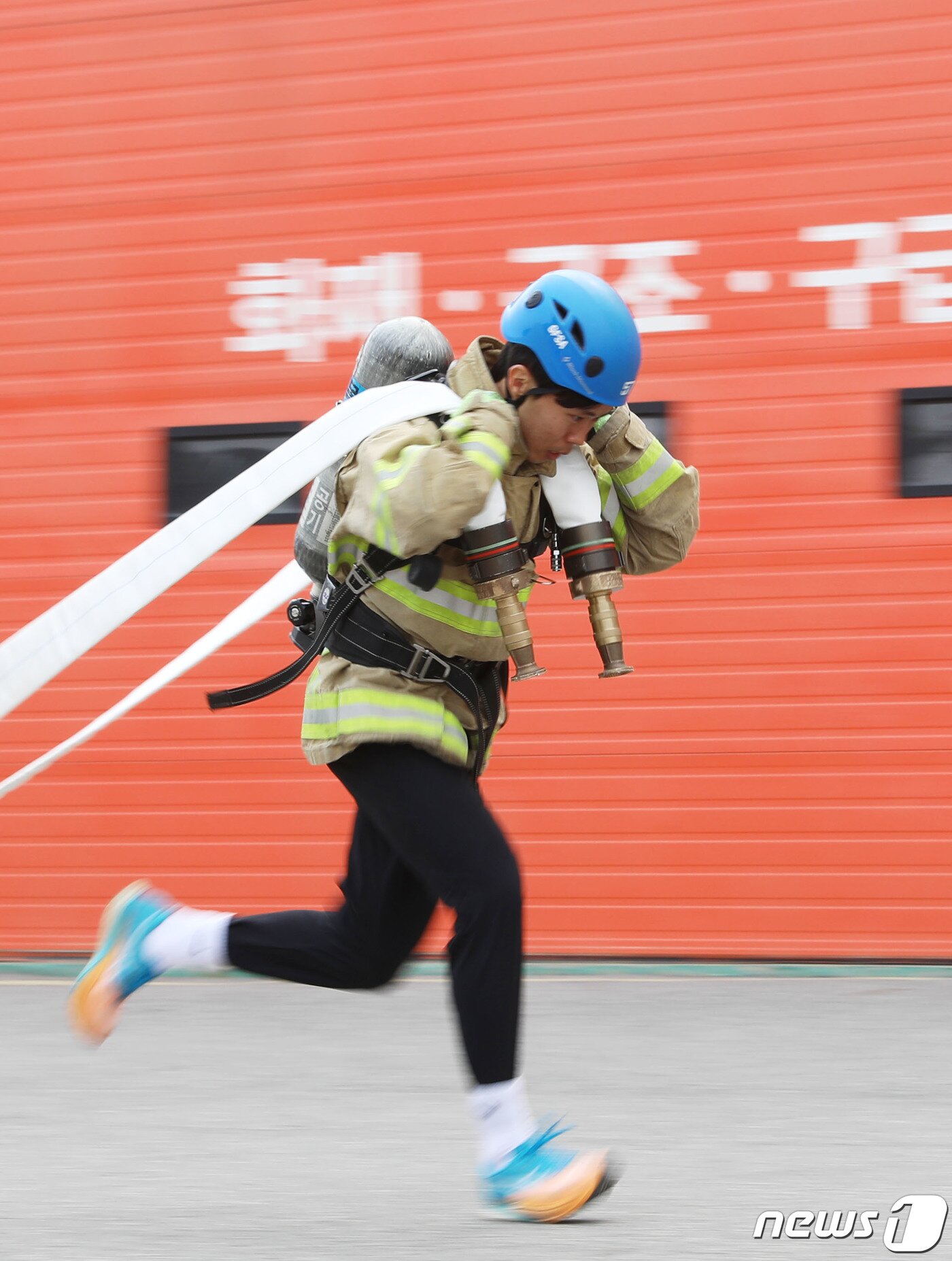 본문 이미지 - 28일 오전 경기 용인시 처인구 경기도소방학교에서 열린 '2023년 경기도 소방기술경연대회'에서 참가자가 기량을 뽐내고 있다. 2023.3.28/뉴스1 ⓒ News1 김영운 기자