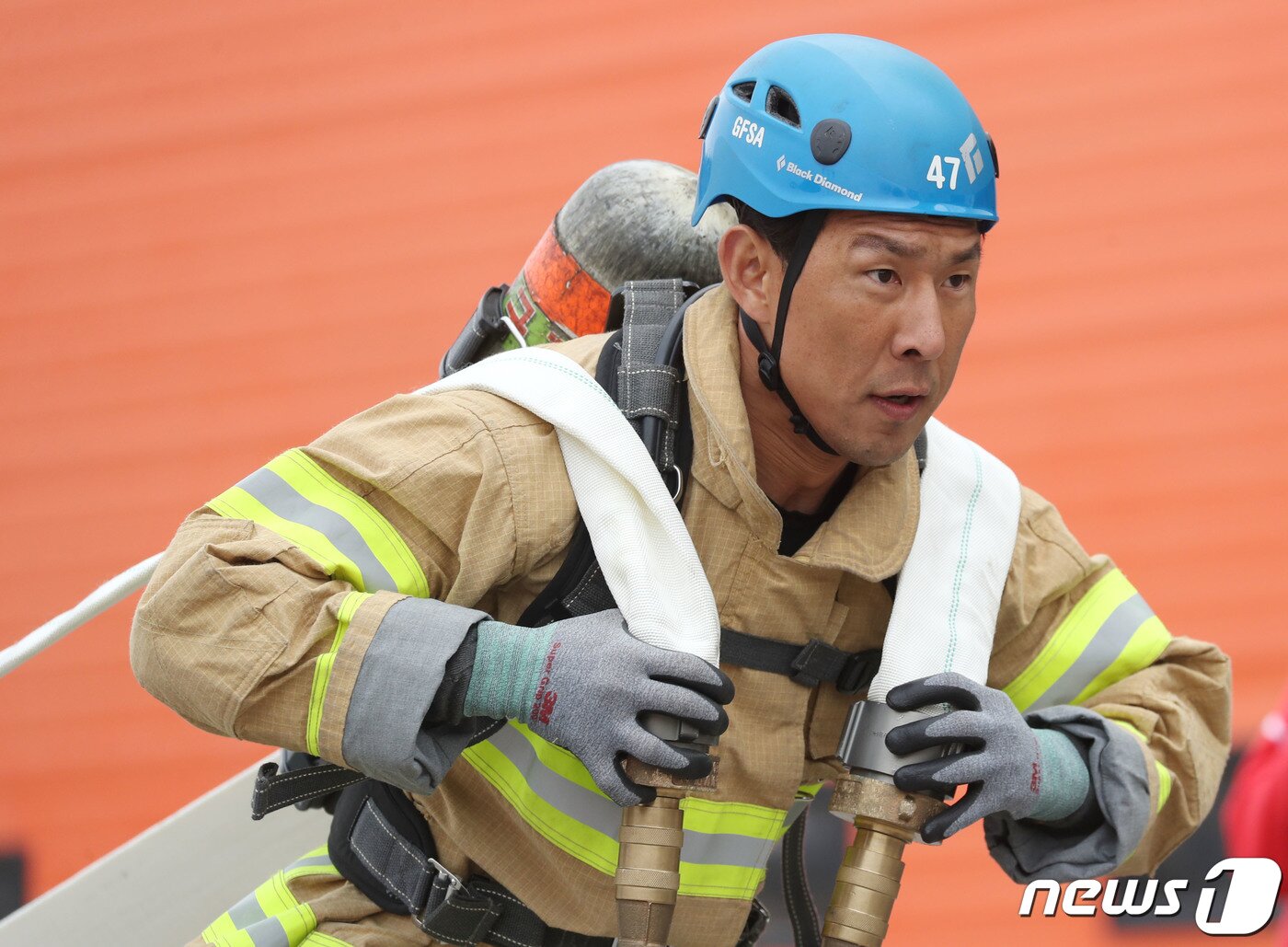 본문 이미지 - 28일 오전 경기 용인시 처인구 경기도소방학교에서 열린 '2023년 경기도 소방기술경연대회'에서 참가자가 기량을 뽐내고 있다. 2023.3.28/뉴스1 ⓒ News1 김영운 기자