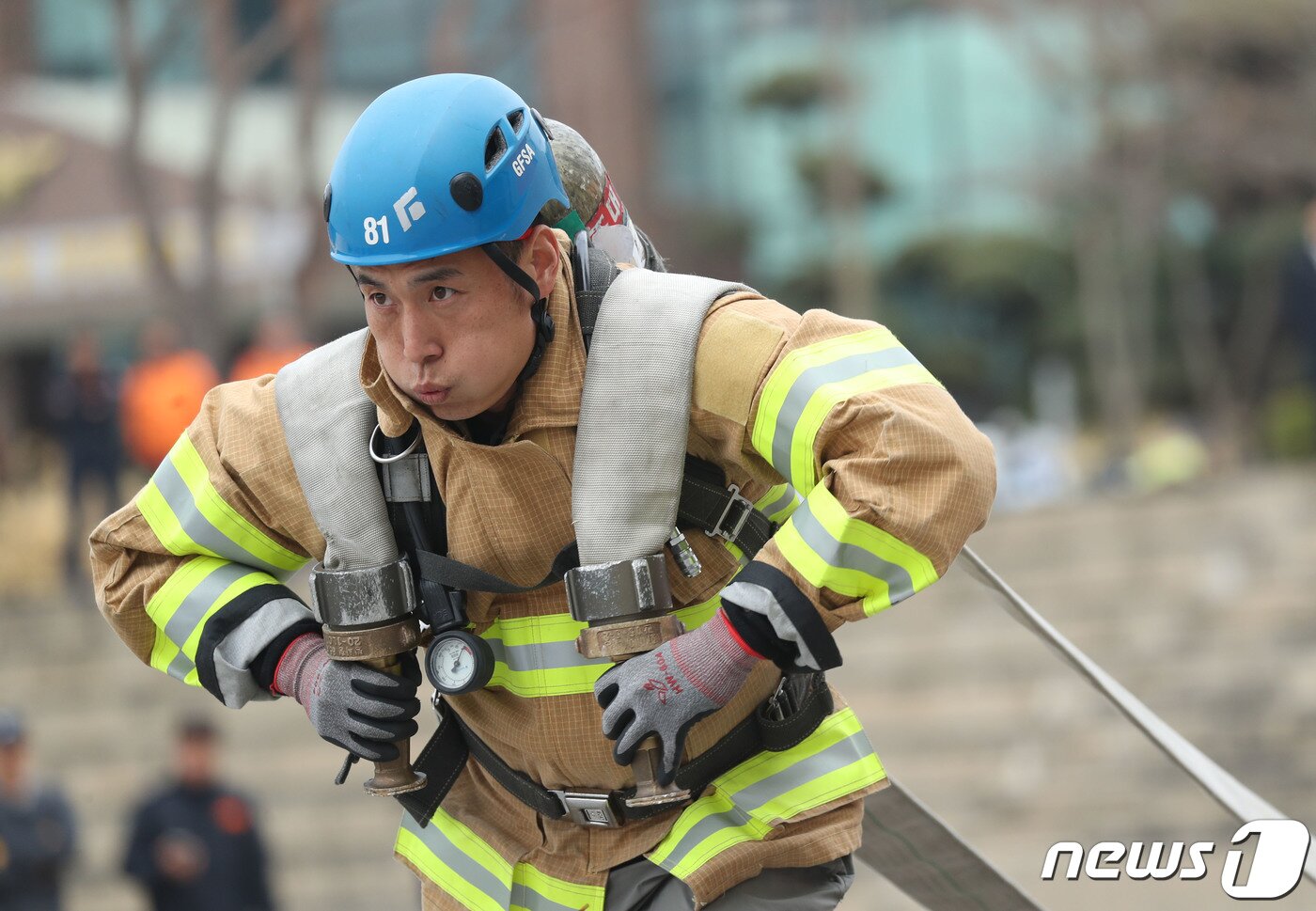 본문 이미지 - 28일 오전 경기 용인시 처인구 경기도소방학교에서 열린 '2023년 경기도 소방기술경연대회'에서 참가자가 기량을 뽐내고 있다. 2023.3.28/뉴스1 ⓒ News1 김영운 기자
